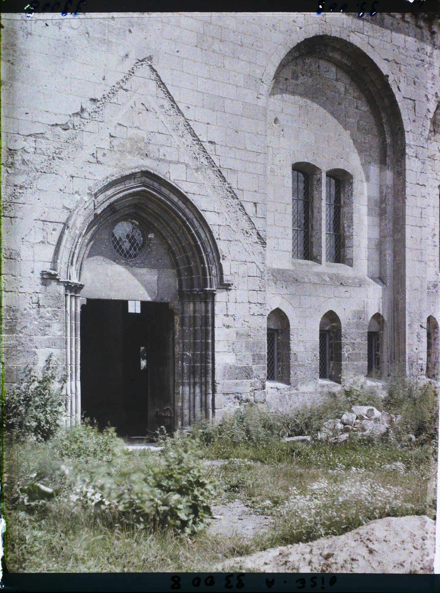 Image représentant France, Ourscamp, Ruines de l'Abbaye d'Ourscamps :  Entrée latérale de la Salle des Morts