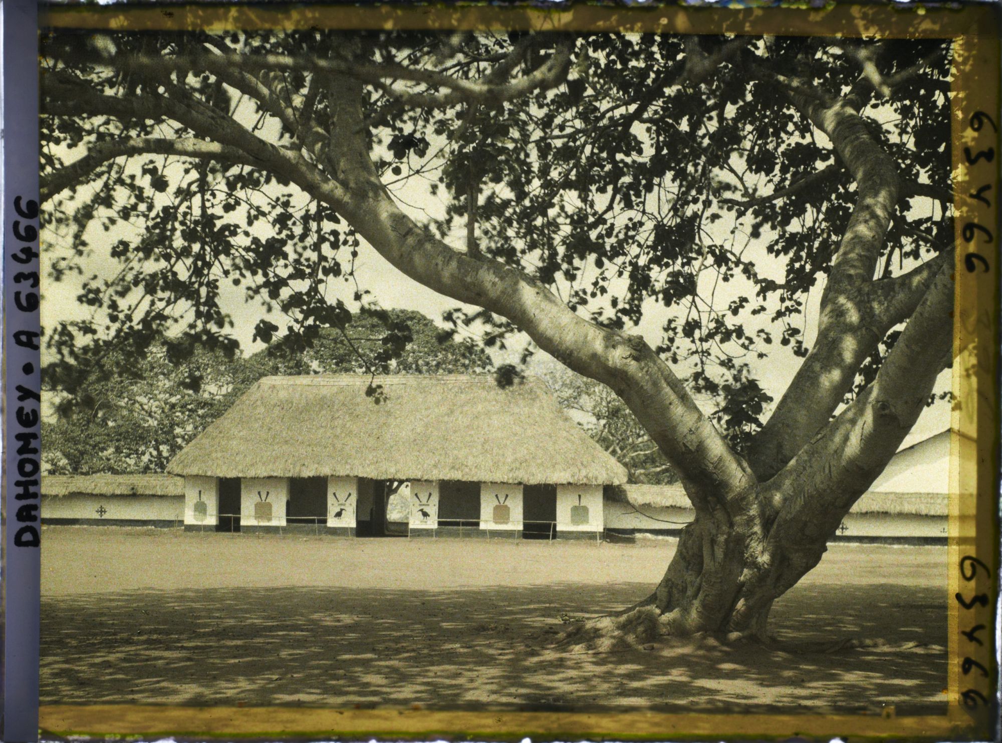 Image représentant La cour du palais de Glélé et le logodo, bâtiment de transition entre les deux cours où le roi s'installait pour assister aux danses données dans la cour