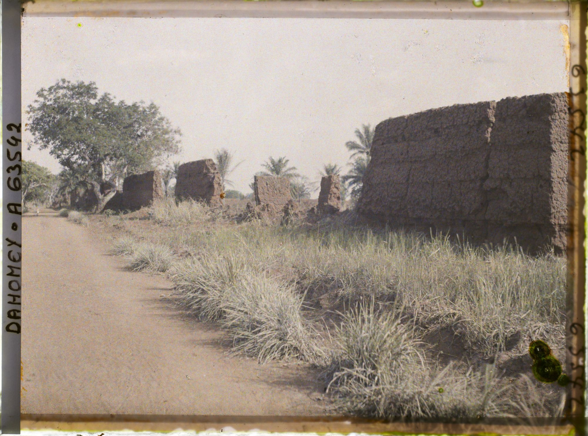 Image représentant Mur d'enceinte du palais privé (tata) de  null Guézo