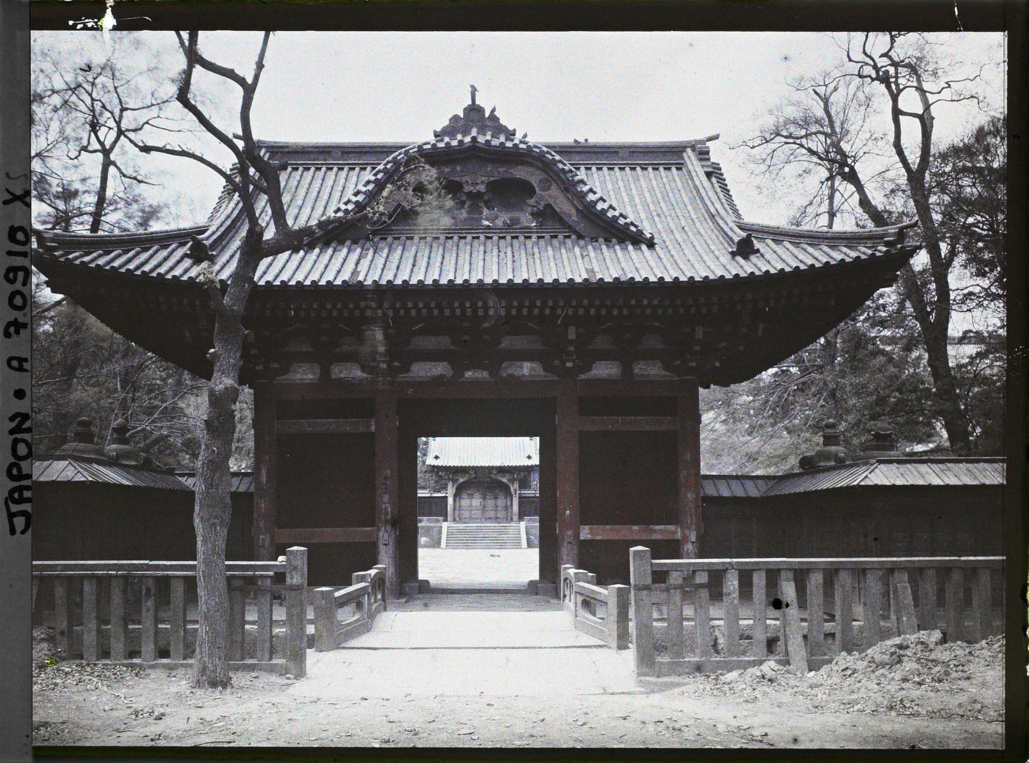 Image représentant Shiba-koen (parc de Shiba) : première porte de l'entrée d'un mausolée Tokugawa