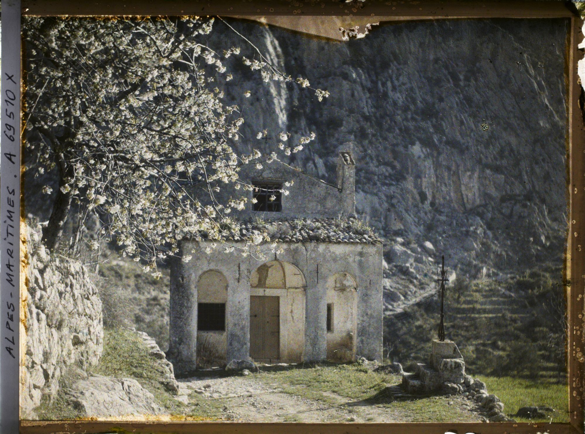 Image représentant La chapelle Saint-Lazare nichée sur le chemin du doyen Pierre Rochard