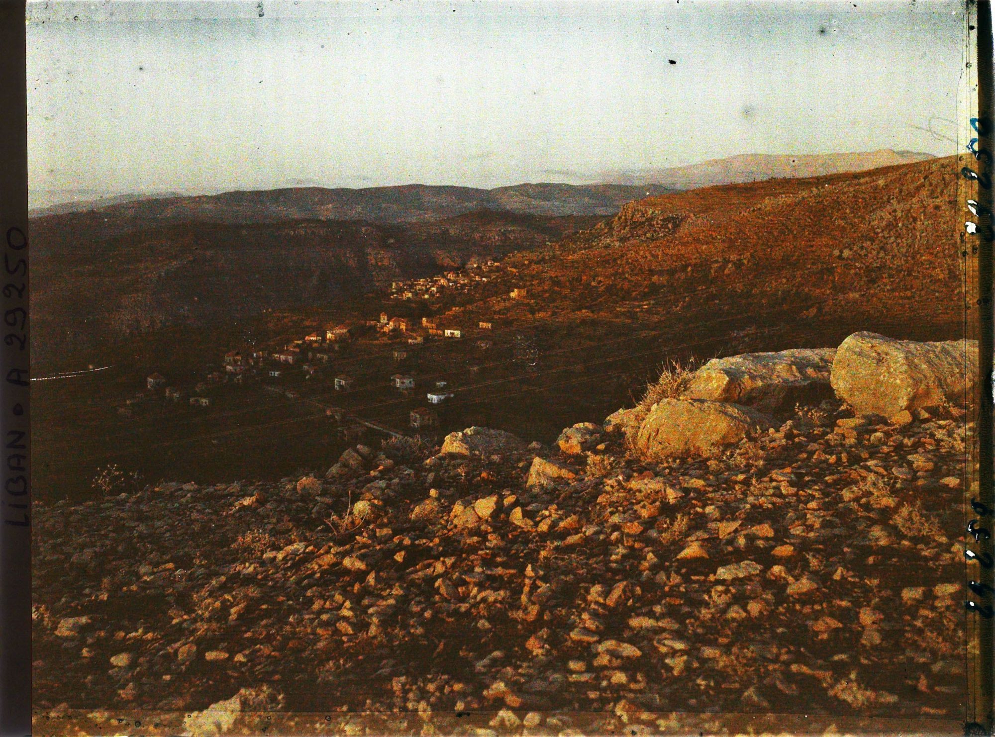 Image représentant Un village au soleil couchant