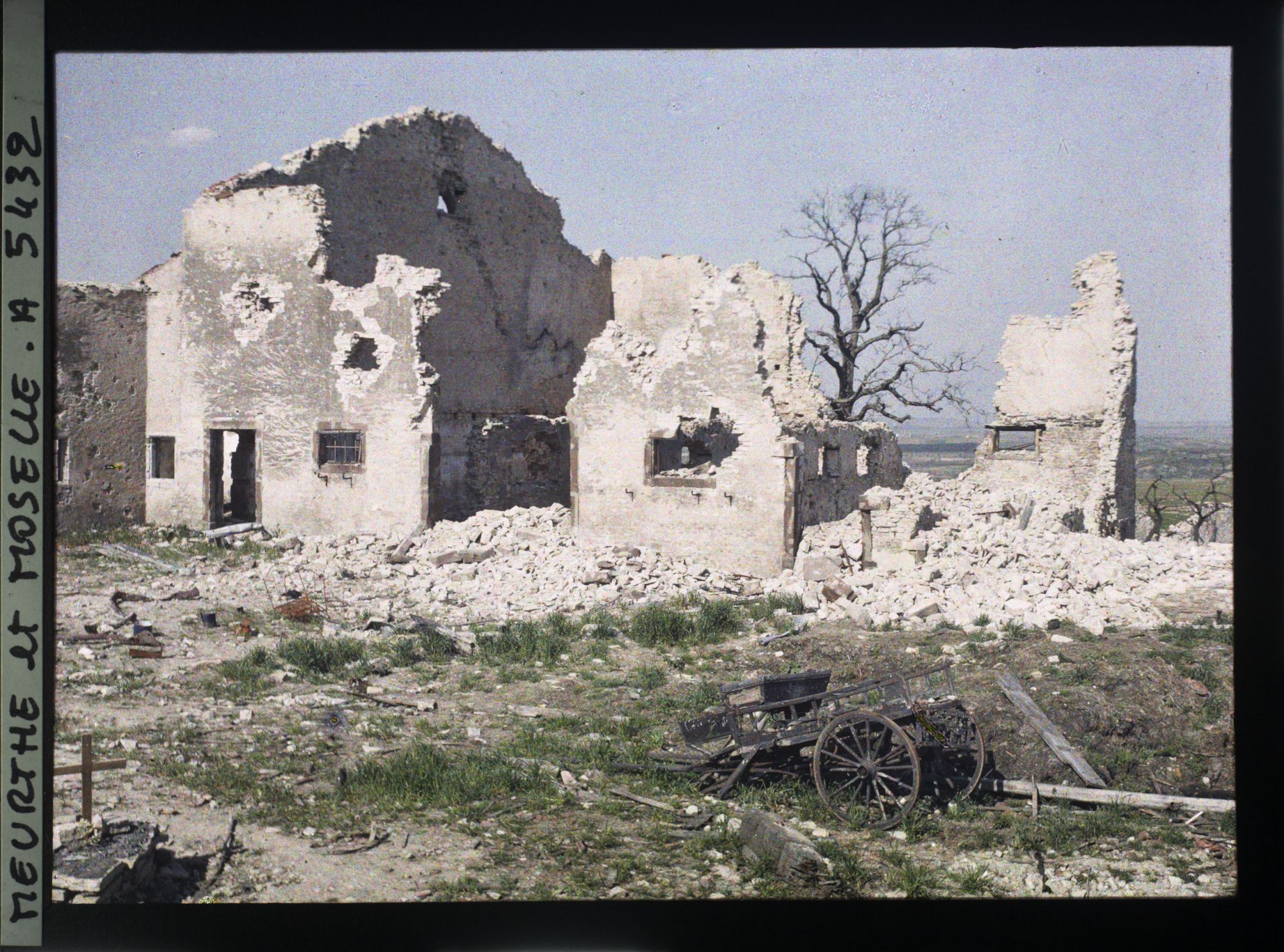Image représentant France, Léomont, Ruines de la ferme avec une tombe