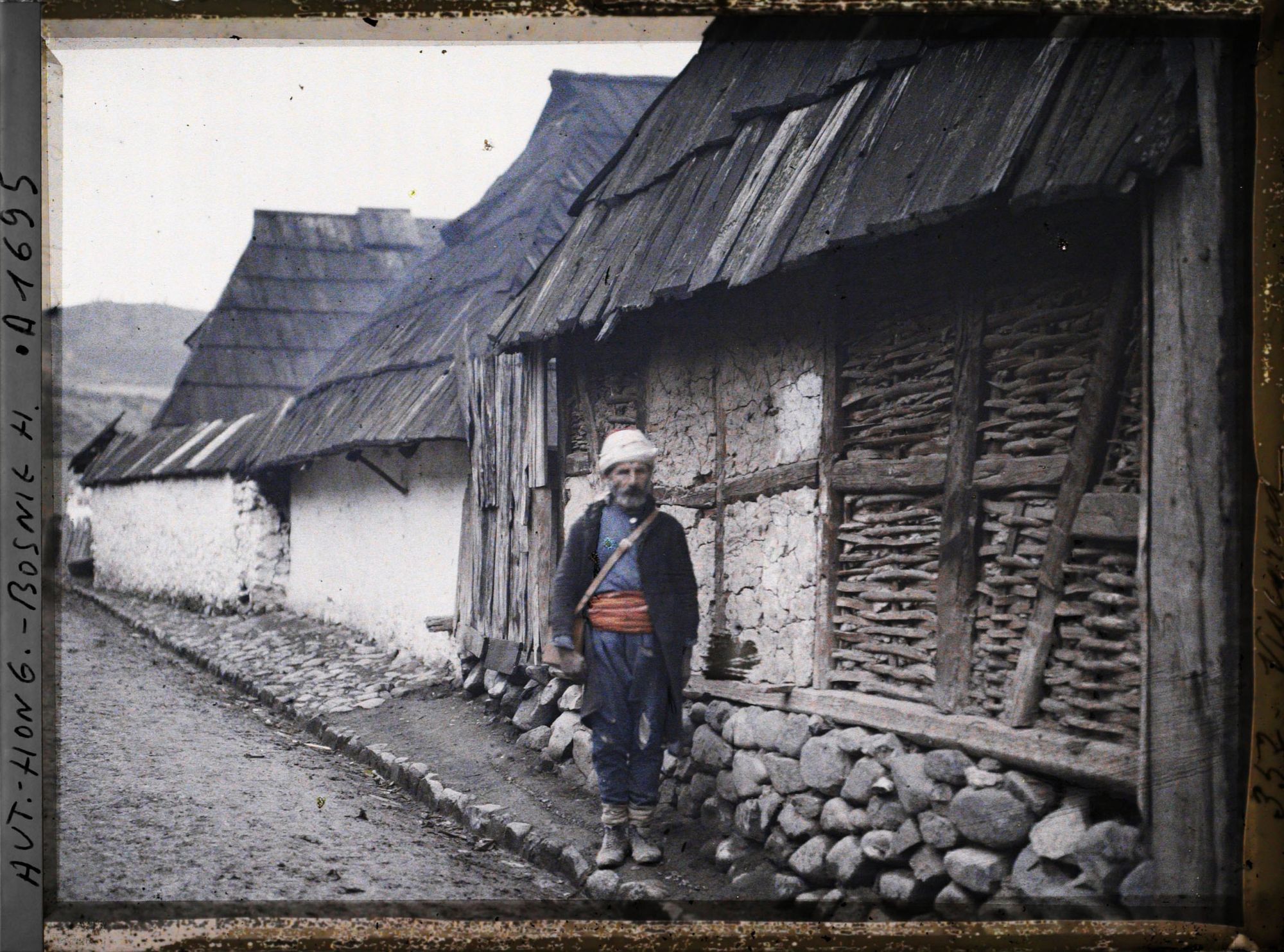 Image représentant Porteur de Jean Brunhes et Auguste Léon posant devant les détails d'une maison: torchis sur clayonnage