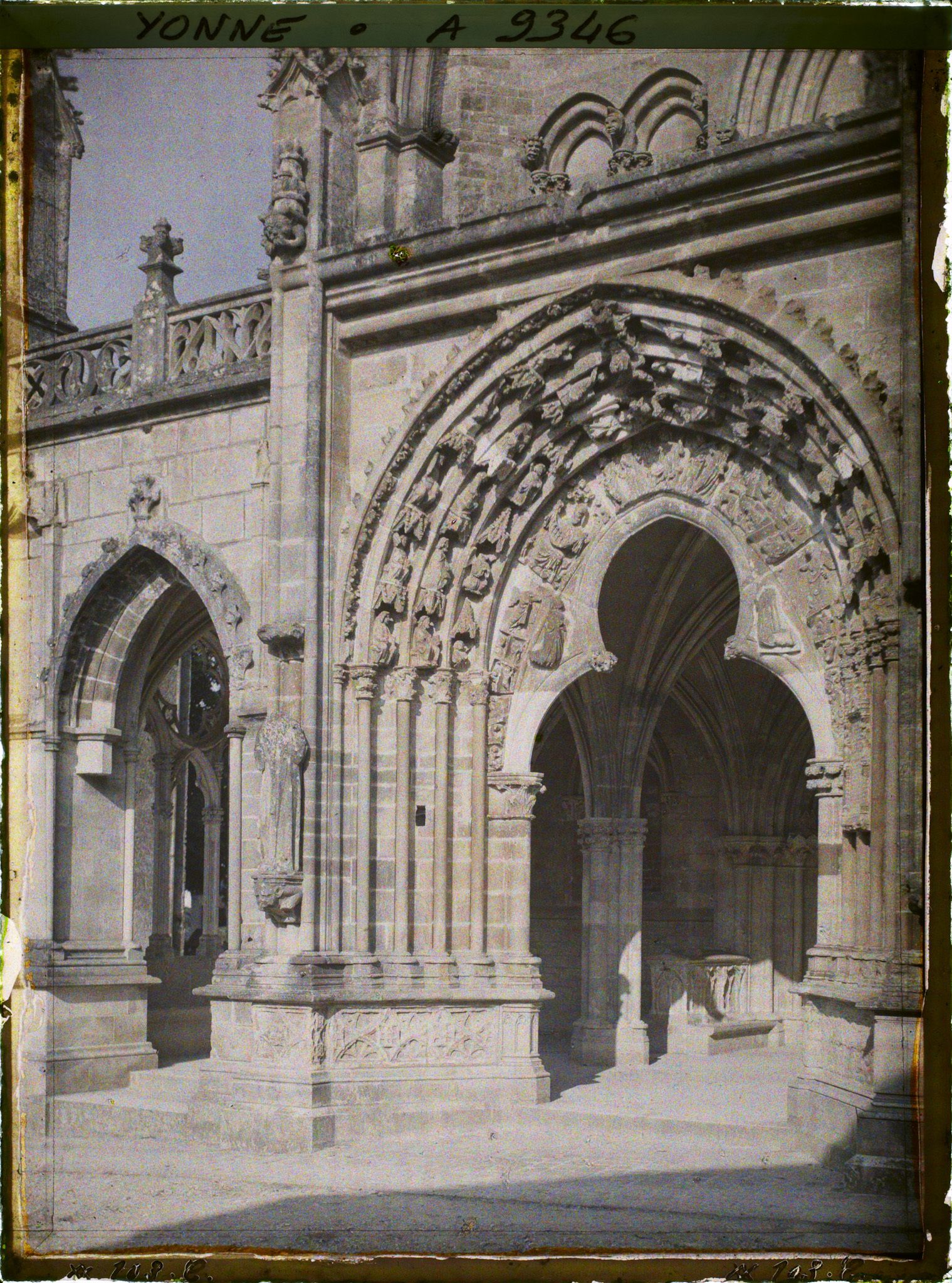 Image représentant France, St Père, Le porche de l'Eglise de St Père, ouverture centrale et piliers intérieurs