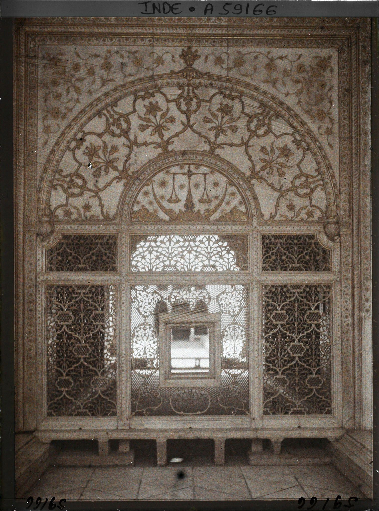 Image représentant Ecran de marbre ajouré (jali), surmonté d'un panneau d'albâtre orné de la balance de la justice (Mizan-i-Insaf) dans le fort Rouge (Lal Qila)