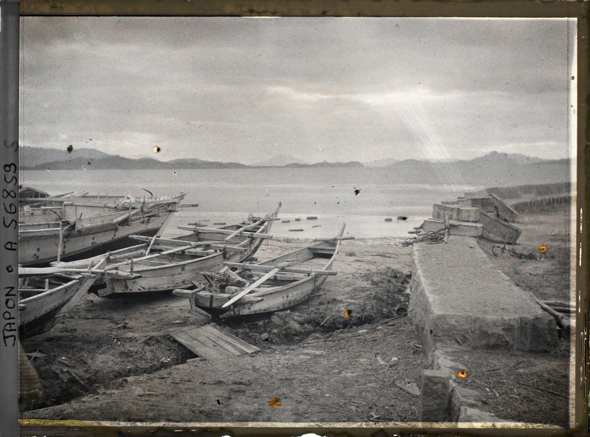 Image représentant Barques de pêche dans le port de Hakata à marée basse