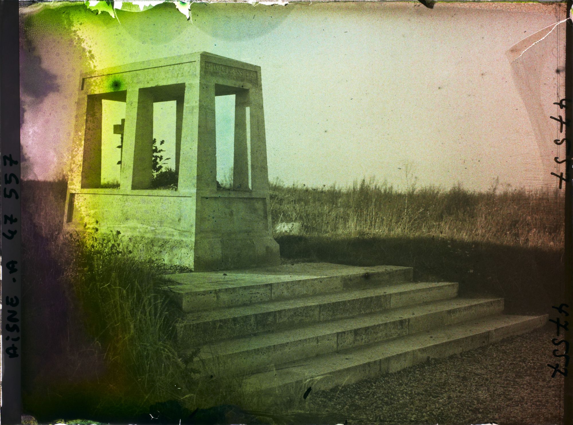 Image représentant France, Laffaux, Monumt au 4ème Cuirassiers, route des Pinou