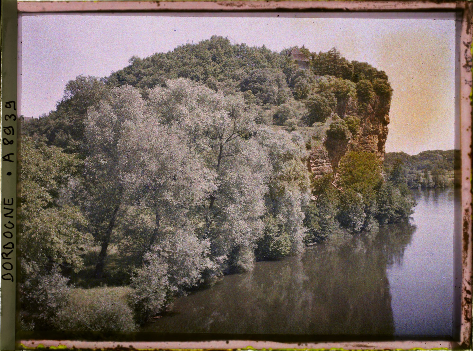 Image représentant France, Vitrac, Du milieu du pont le rocher de l'amont à droite vu du profil