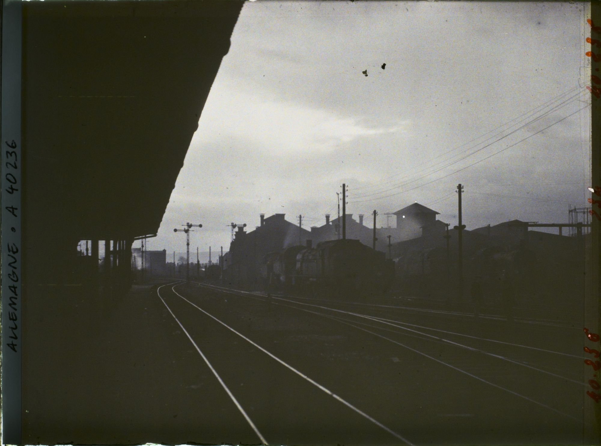 Image représentant Prusse, Düren, Gare de Düren, locomotives, (Ciel, le soir)