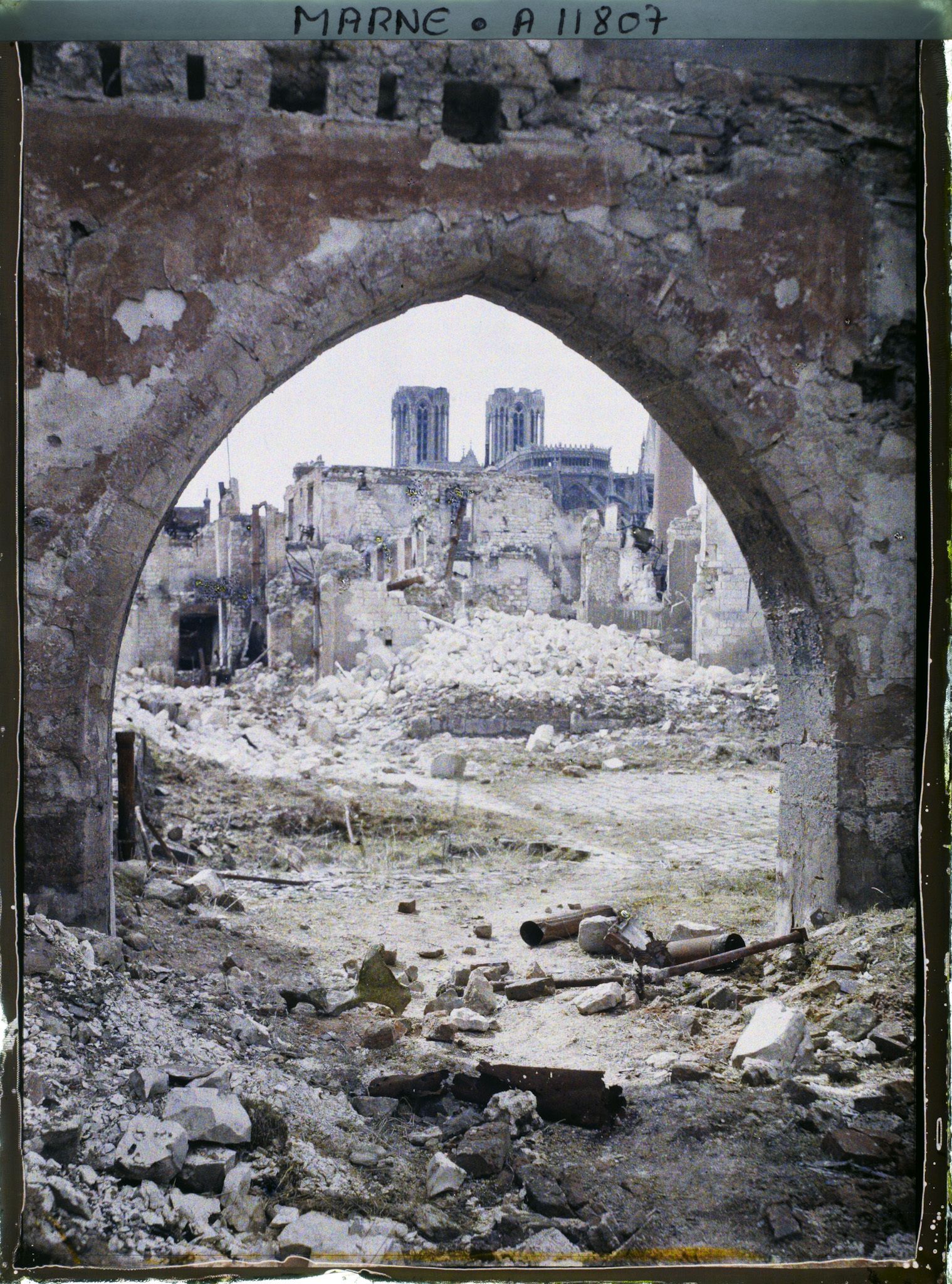 Image représentant France, Reims, Cloître des Cordeliers, Contre-Jour