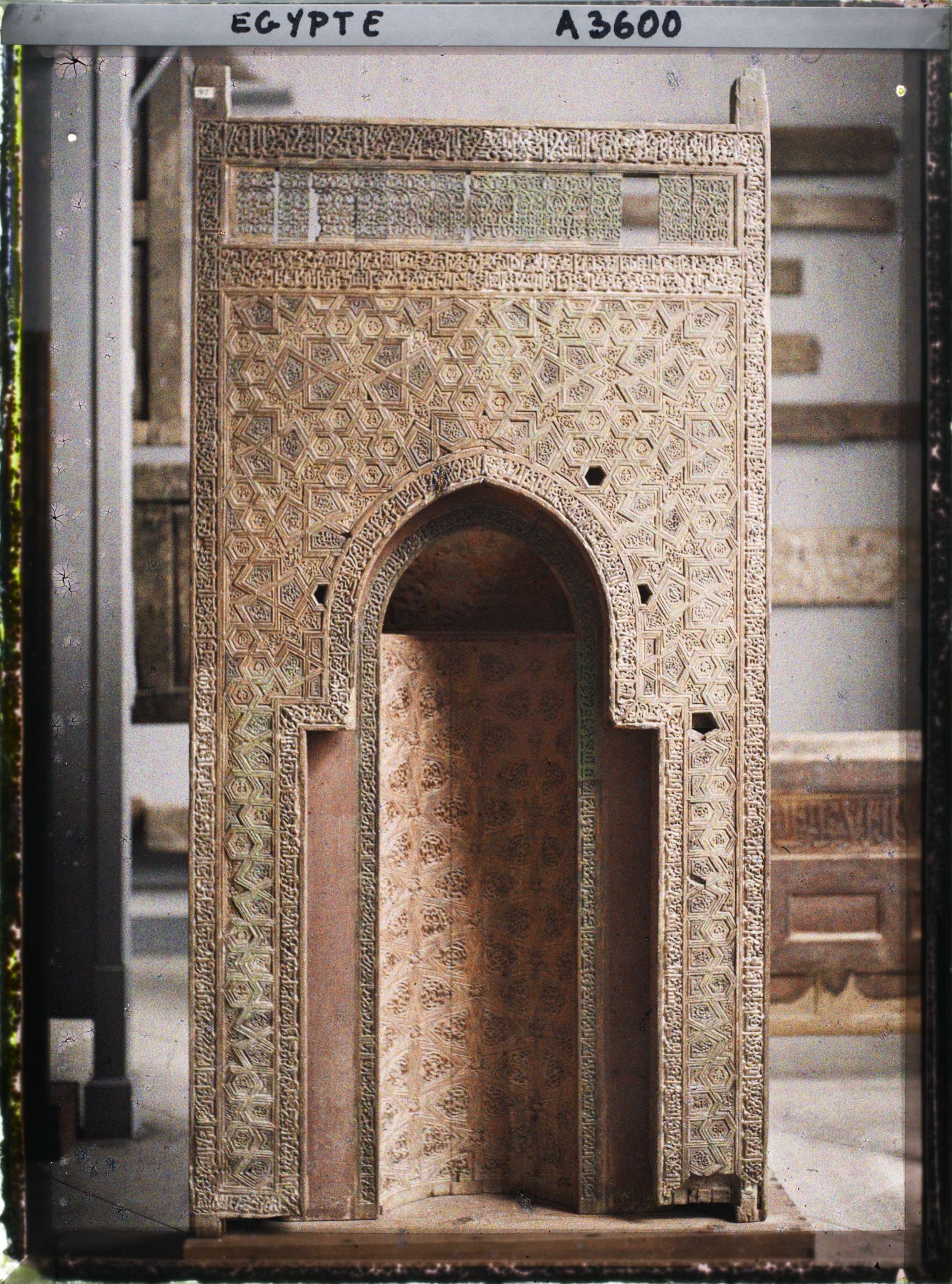 Image représentant null Mirhab portatif en bois du mausolée de Sayyida Ruqavya, au musée islamique