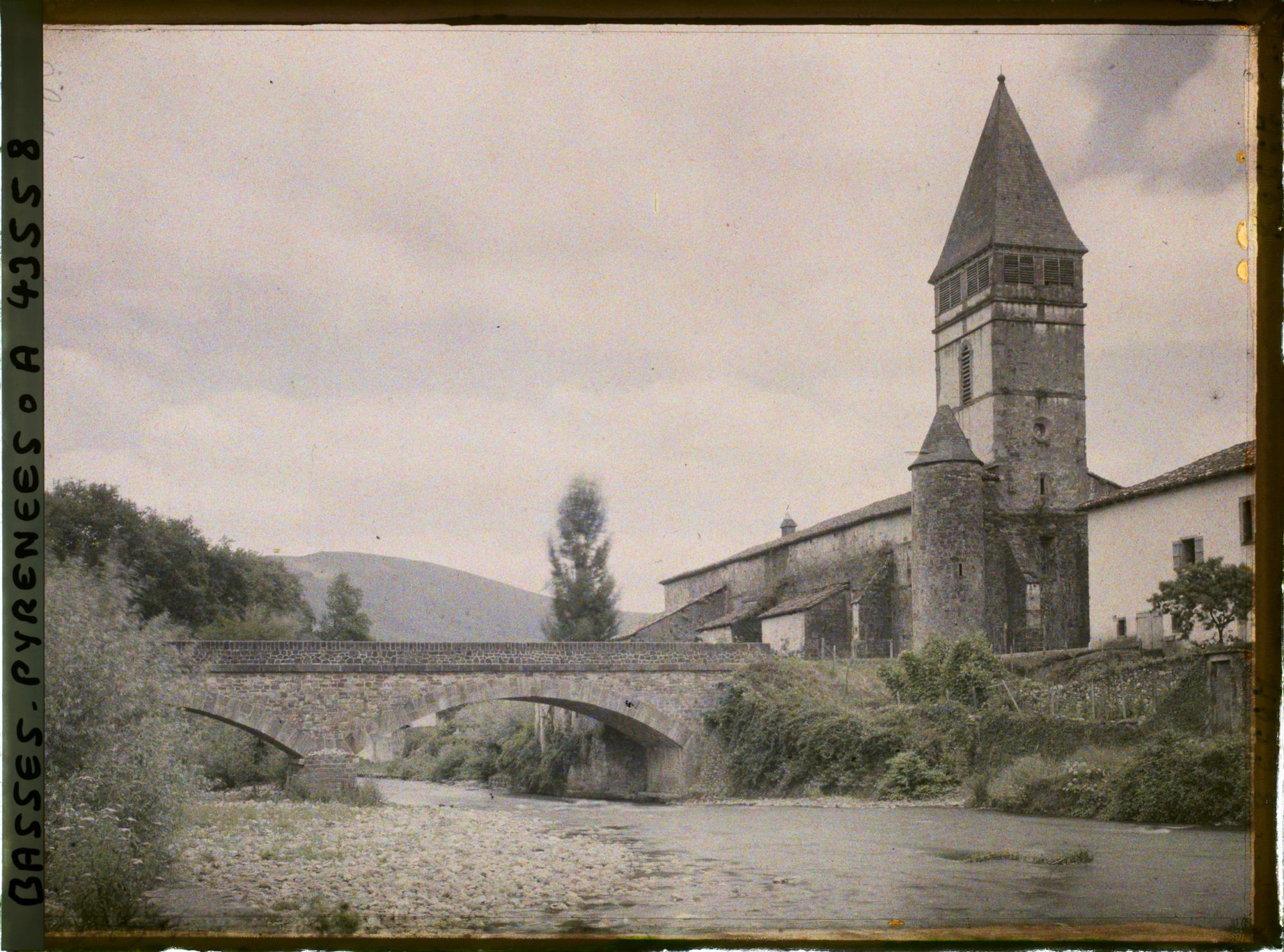 Image représentant France, St Etienne de Baigorry, La Vieille Eglise et le Pont