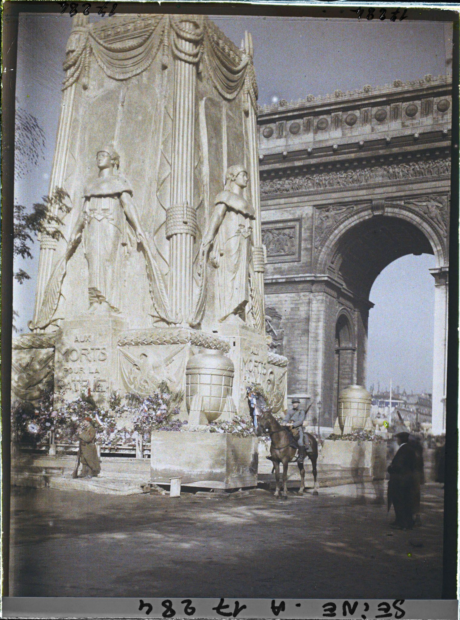 Image représentant Le Cénotaphe dédié aux morts pour la patrie pour les fêtes de la Victoire des 13 et 14 juillet et l'Arc de Triomphe