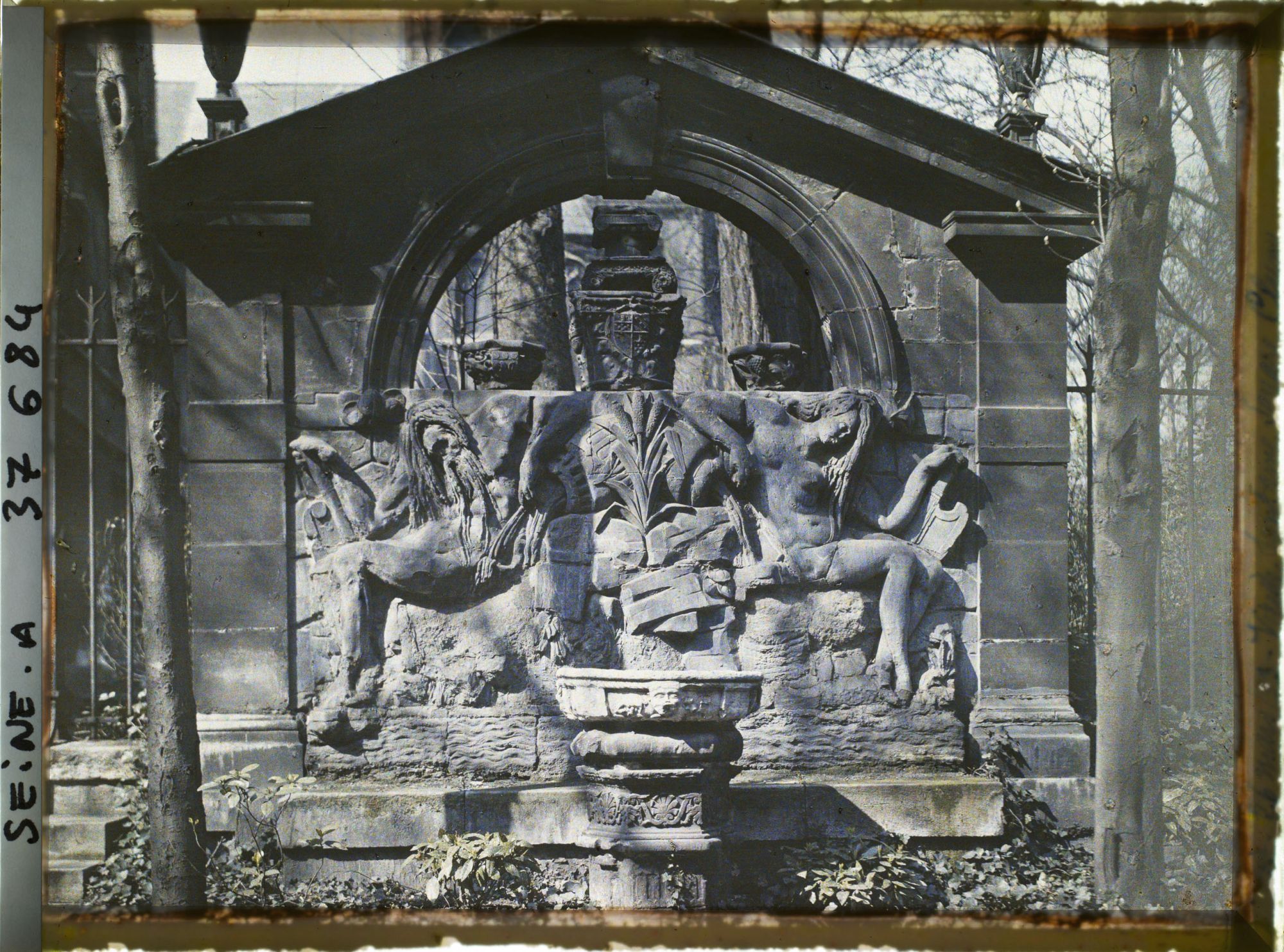 Image représentant Une fontaine dans le square de Cluny