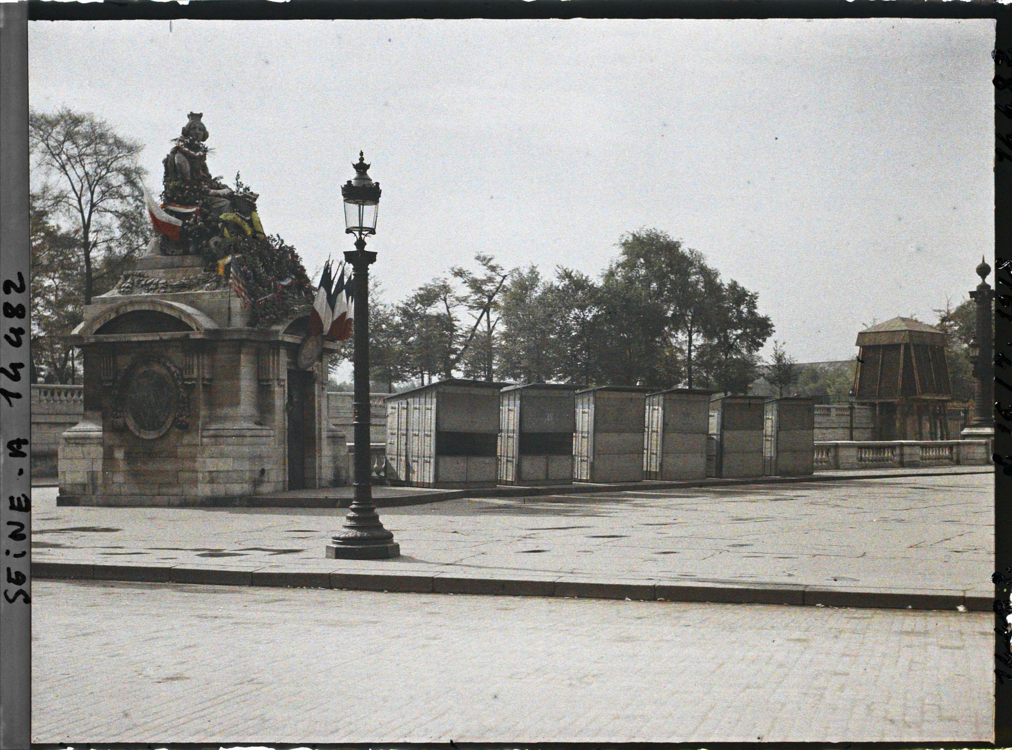 Image représentant Baraques de souscription à côté de la statue de Strasbourg, place de la Concorde