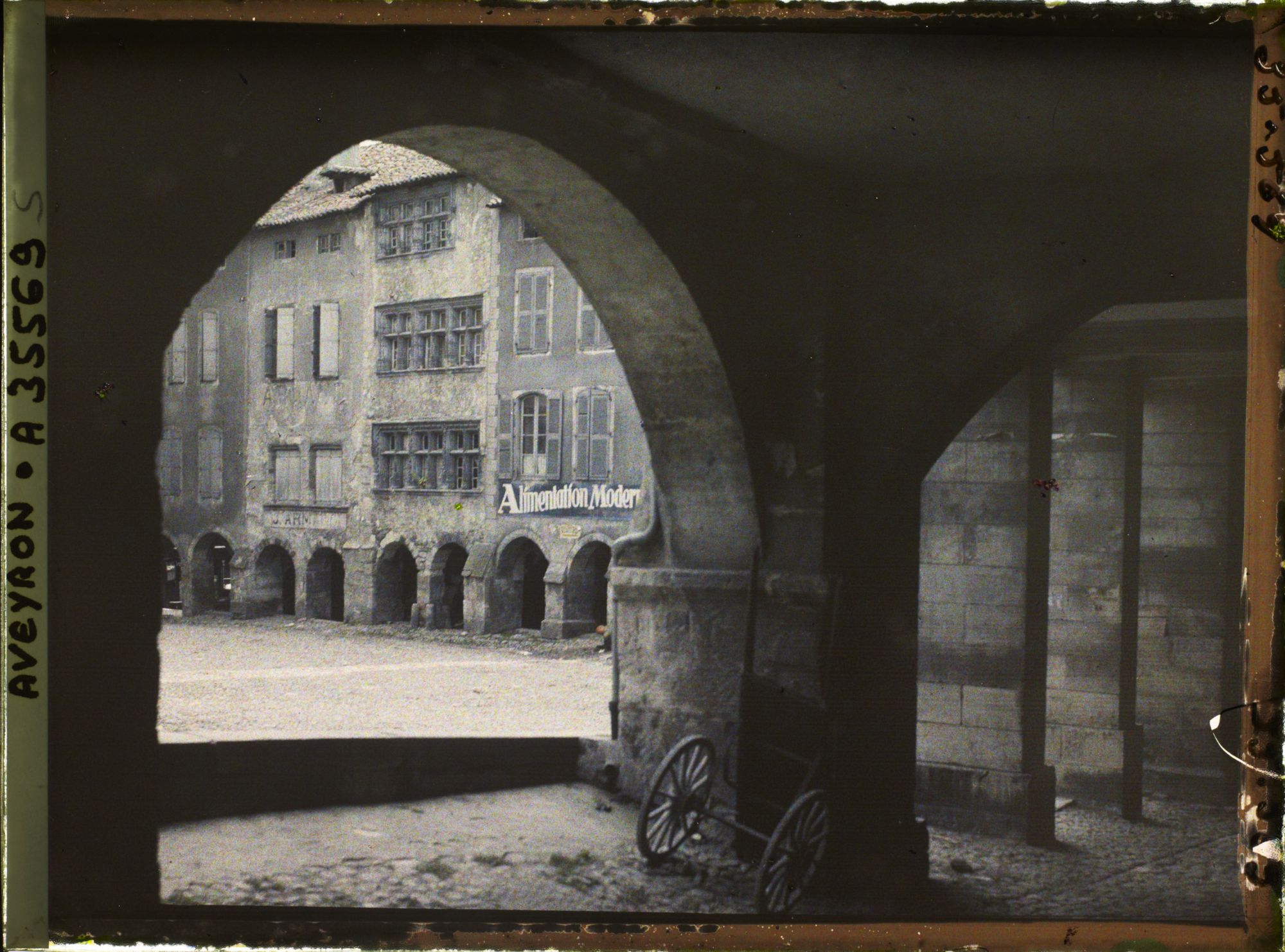 Image représentant La maison Armand sur la place Notre-Dame, vue des arcades du Consulat