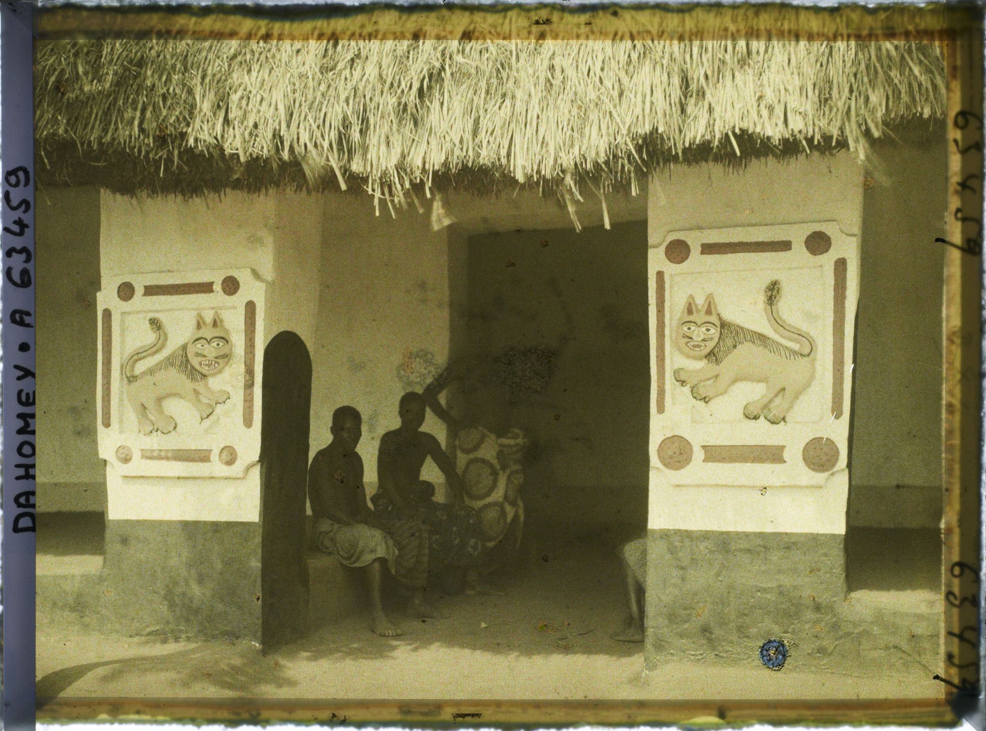 Image représentant Entrée principale (honuwa) du palais de  null Glélé