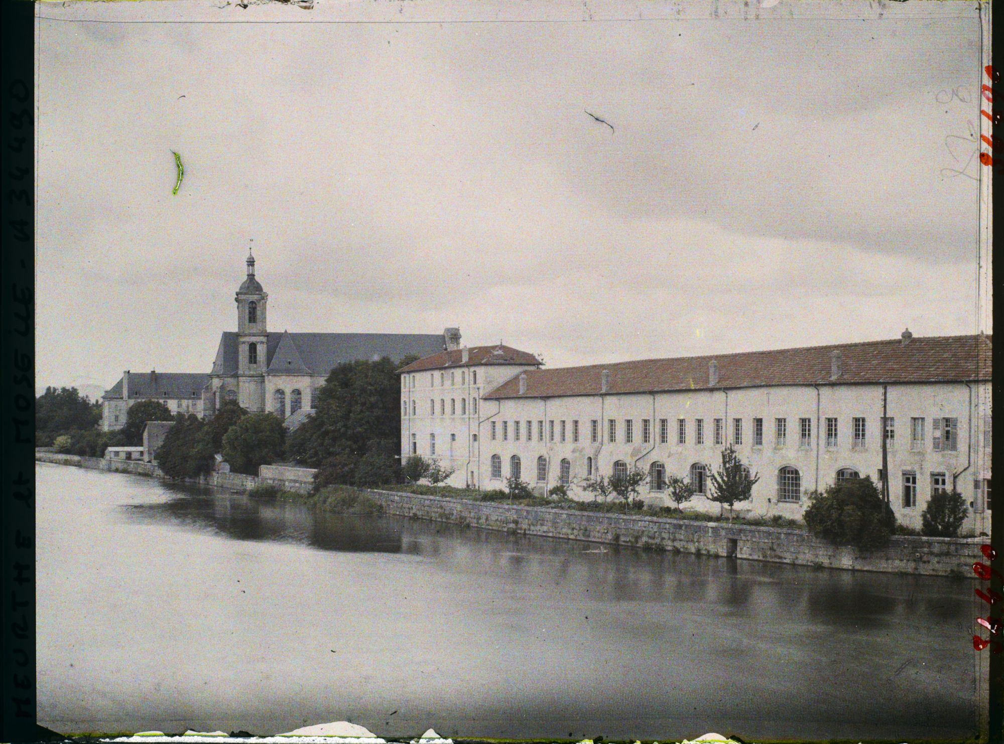 Image représentant France, Pont à Mousson, Vue sur la Moselle vers l'ancienne Eglise des Prémontrés