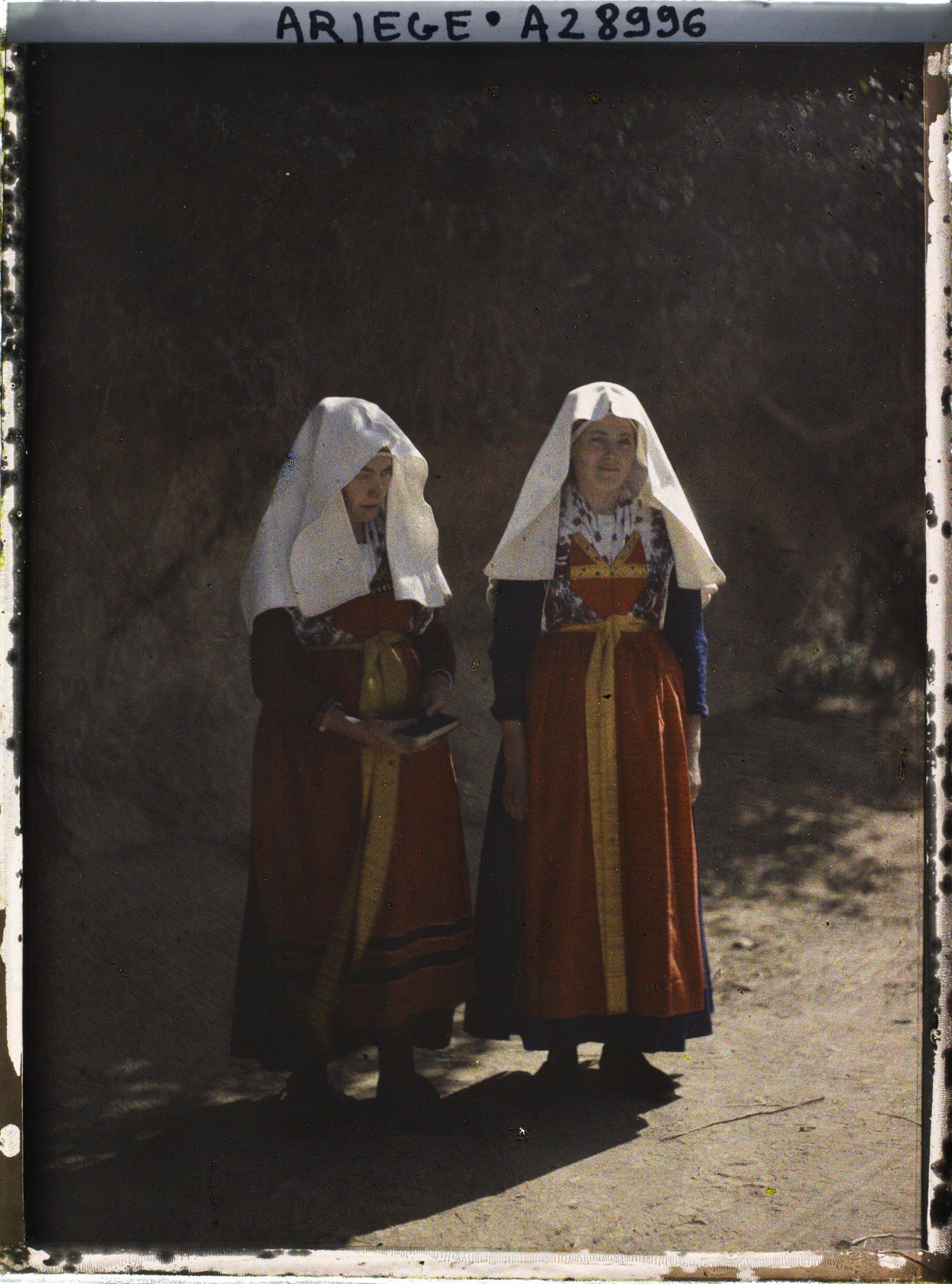 Image représentant Groupe de deux Bethmalaise au sortir de l'église