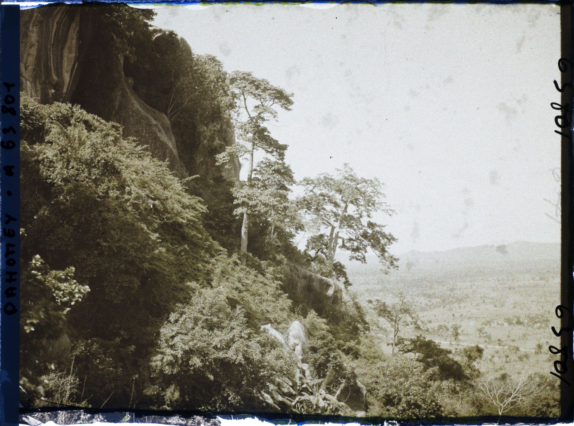 Image représentant La plaine vue du sommet de la montagne