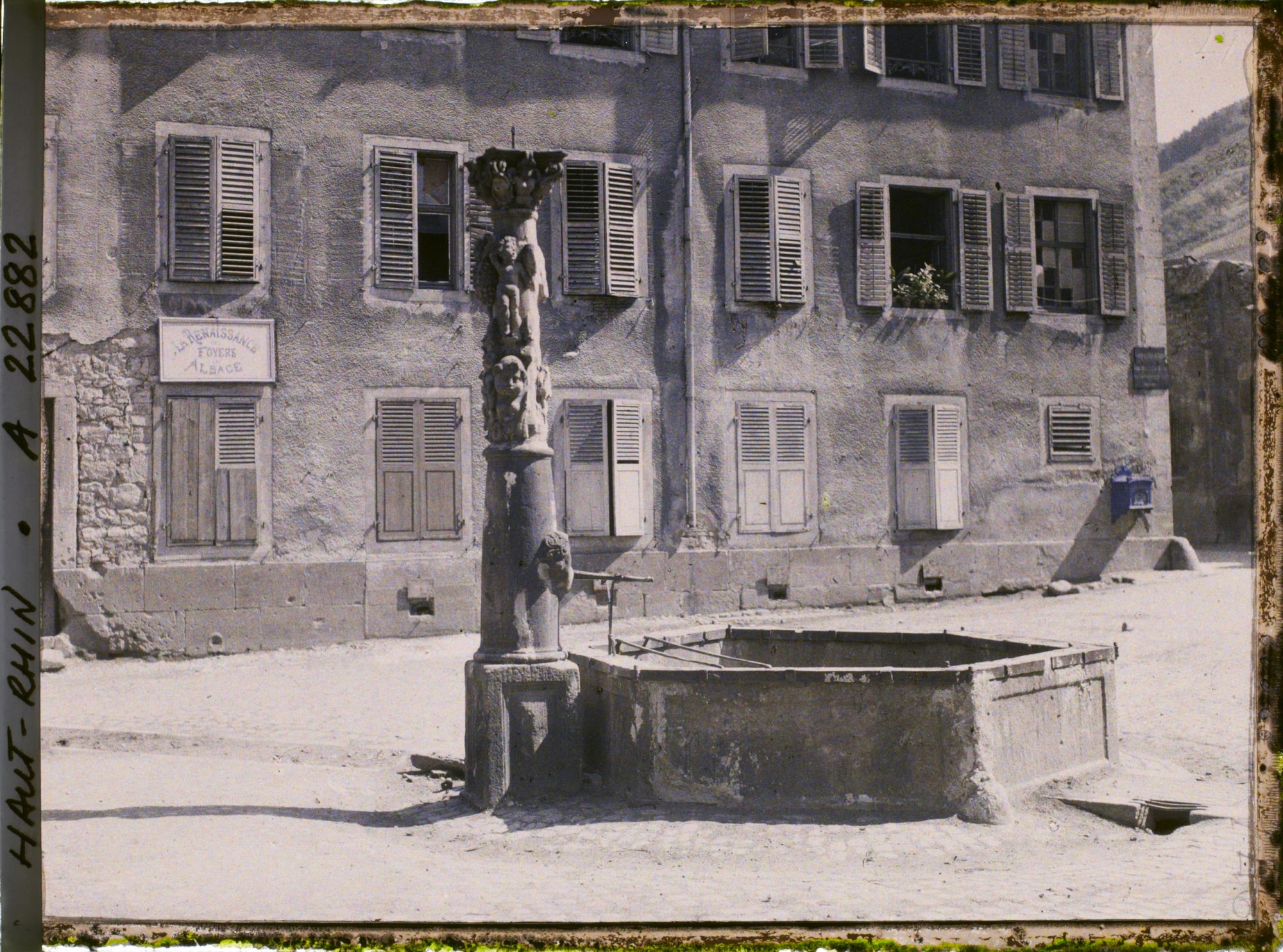 Image représentant France, Thann, Vieille fontaine près de la Cathédrale