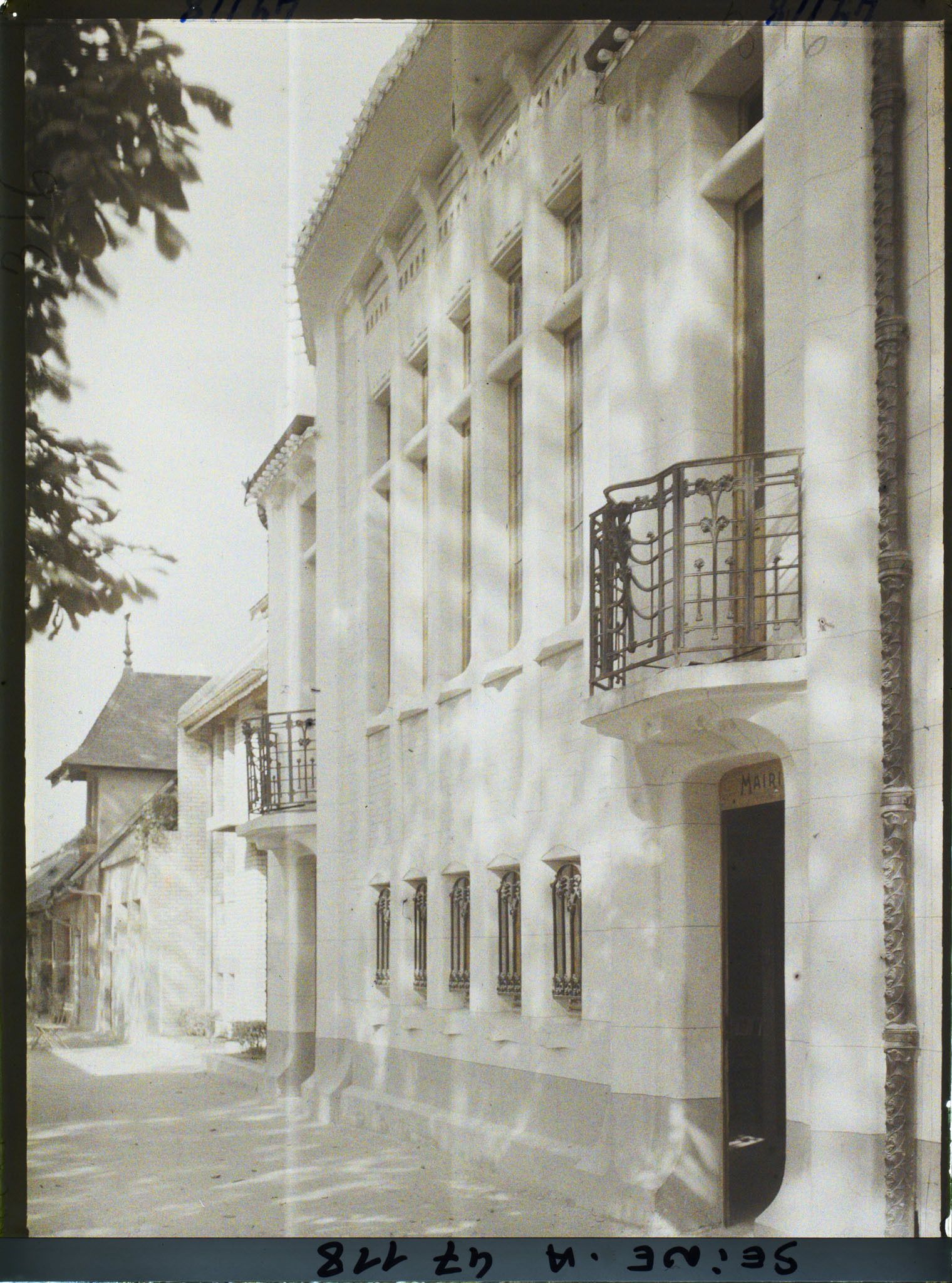 Image représentant L'Exposition des arts décoratifs, La mairie du Village français, architecte Hector Guimard