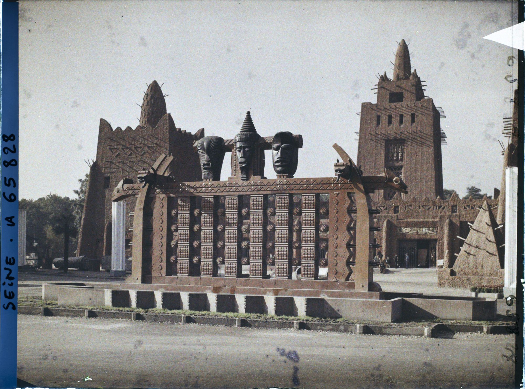 Image représentant L'Exposition Coloniale Internationale de 1931, le pavillon de l'AOF (Afrique occidentale française) et la fontaine des totems