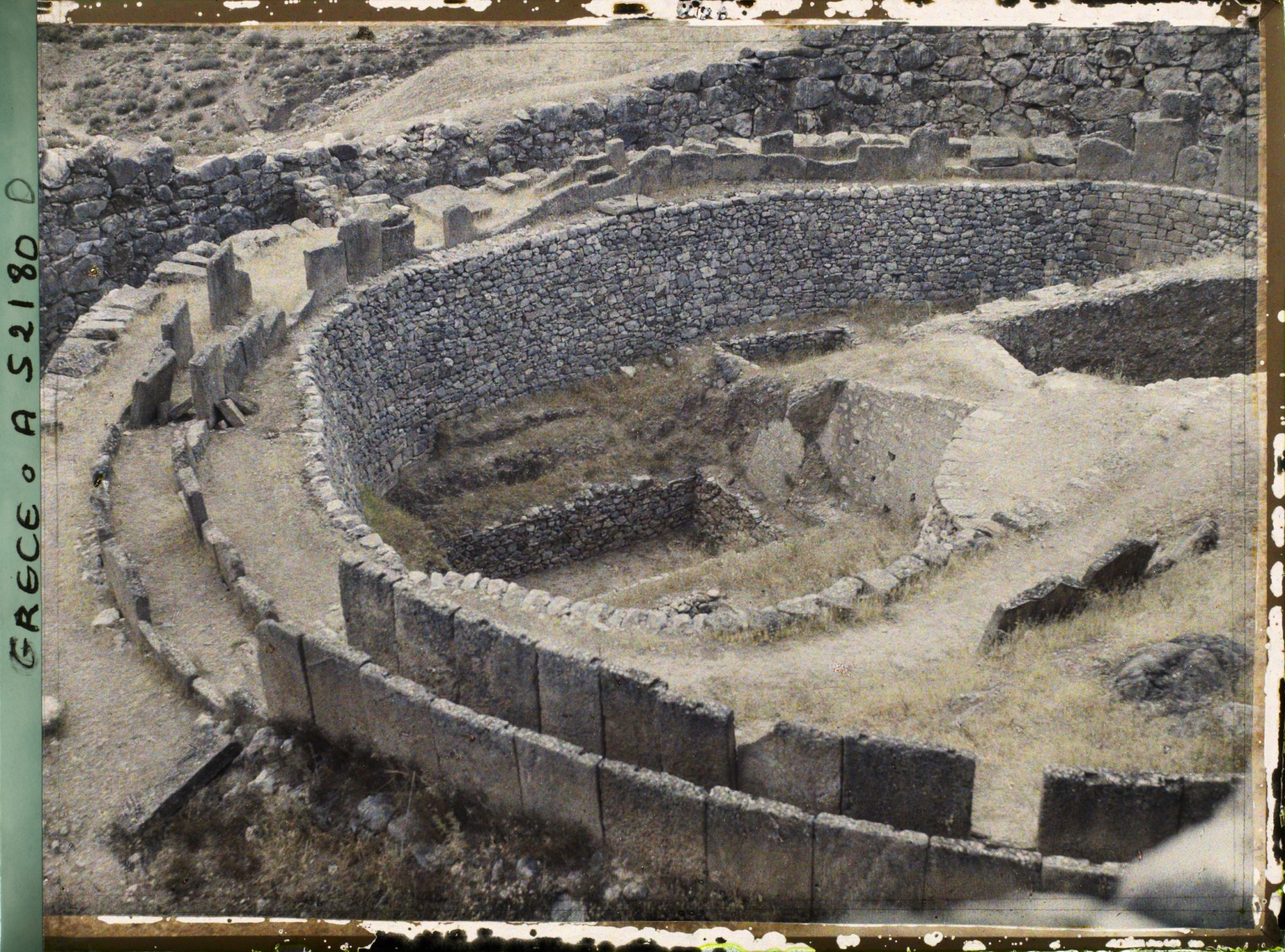 Image représentant Sur l'Acropole à l'ouest, le "Cercle des tombes", cimetière royal