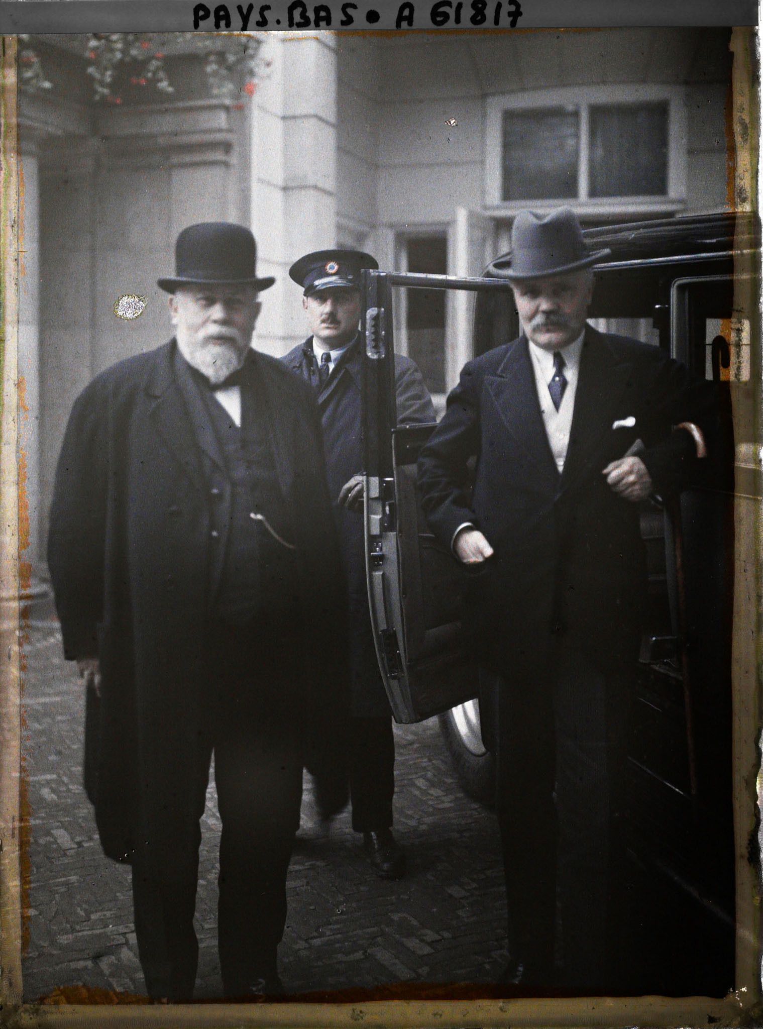 Image représentant MM. Chéron et Loucheur sortant d'un entretien avec M. Jaspar, dans la cour de l'hôtel White Brug