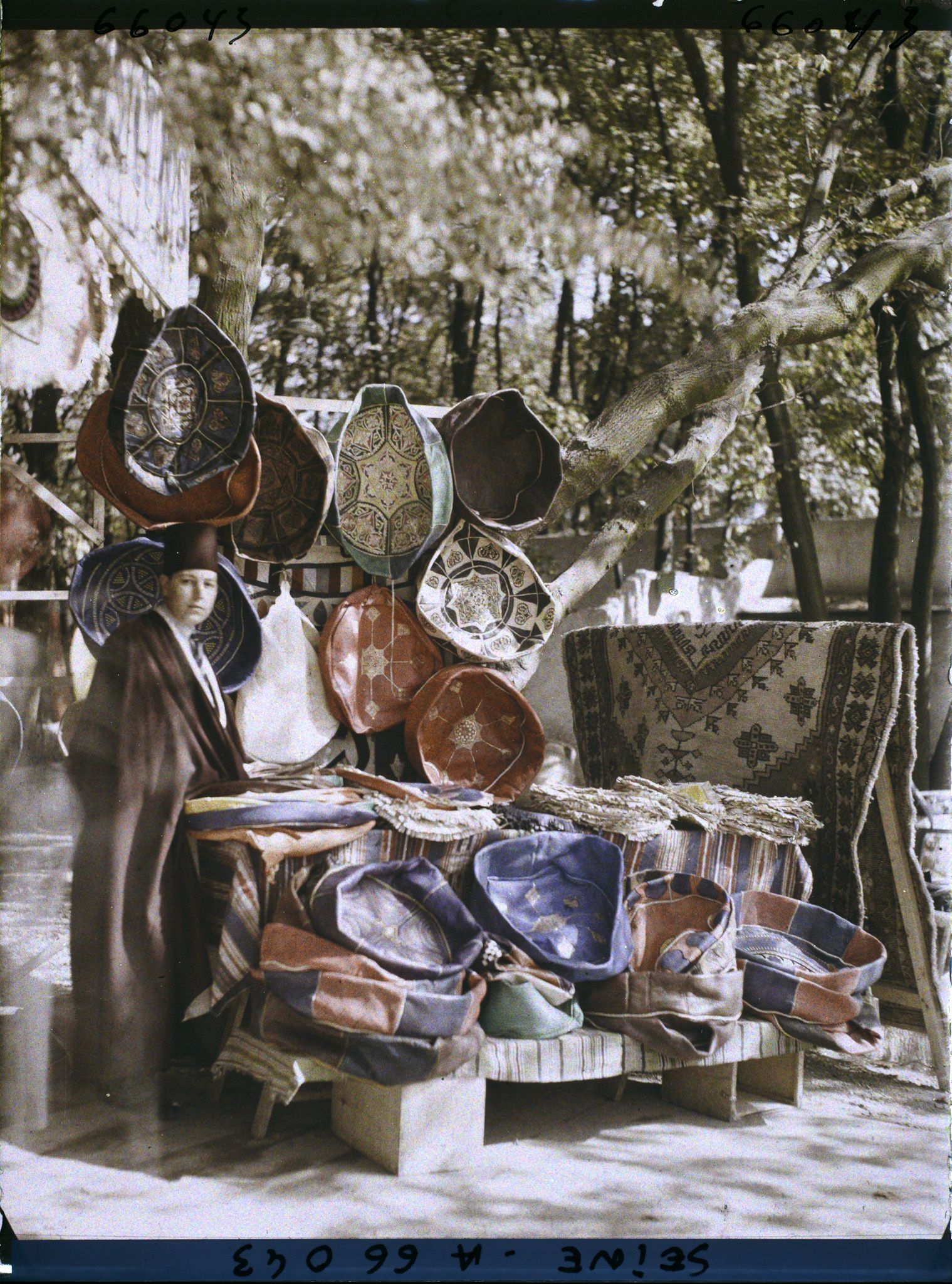 Image représentant L'Exposition Coloniale Internationale de 1931, un marchand de cuirs