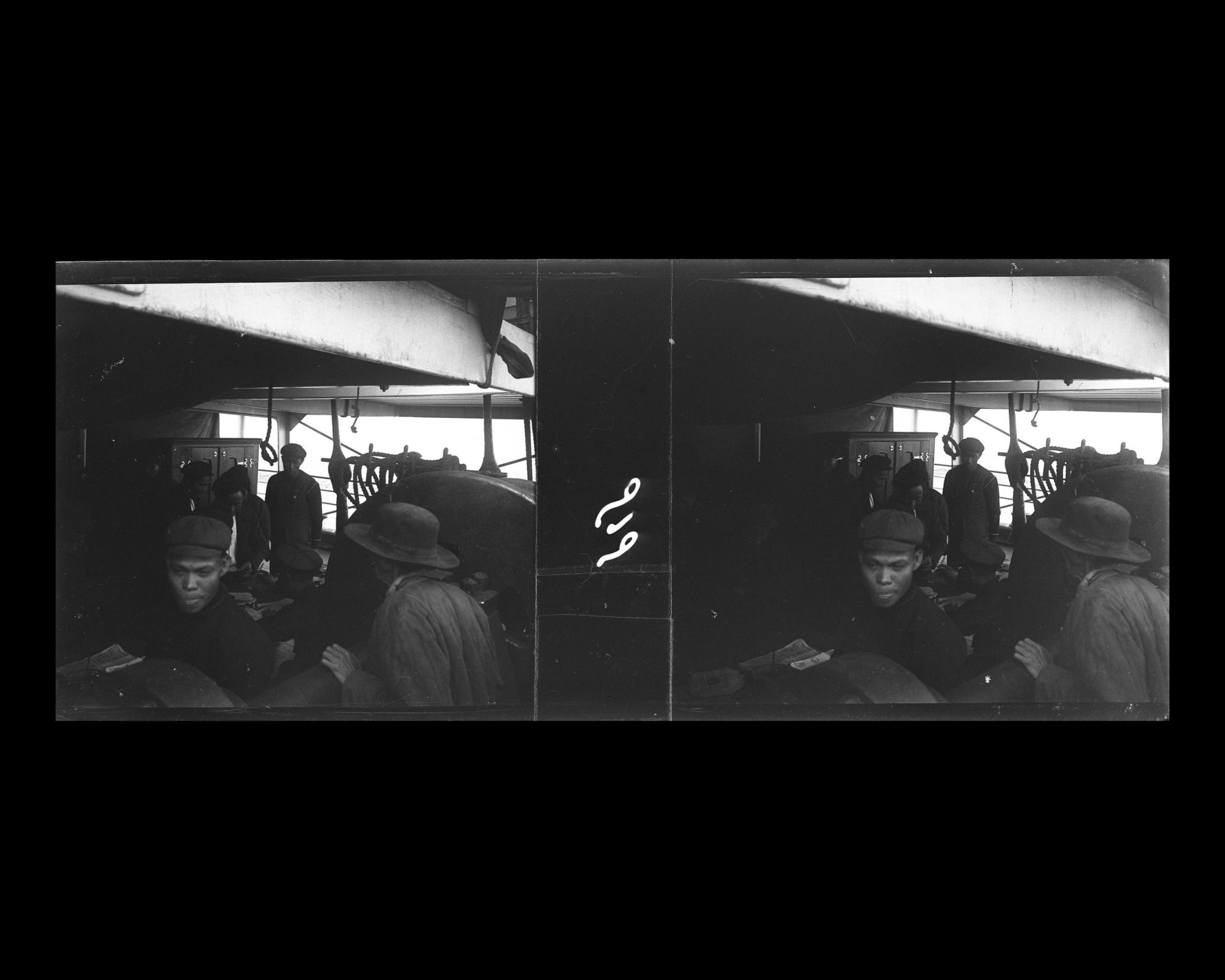 Image représentant Membres d'équipage chinois organisant des jeux d'argent (?)