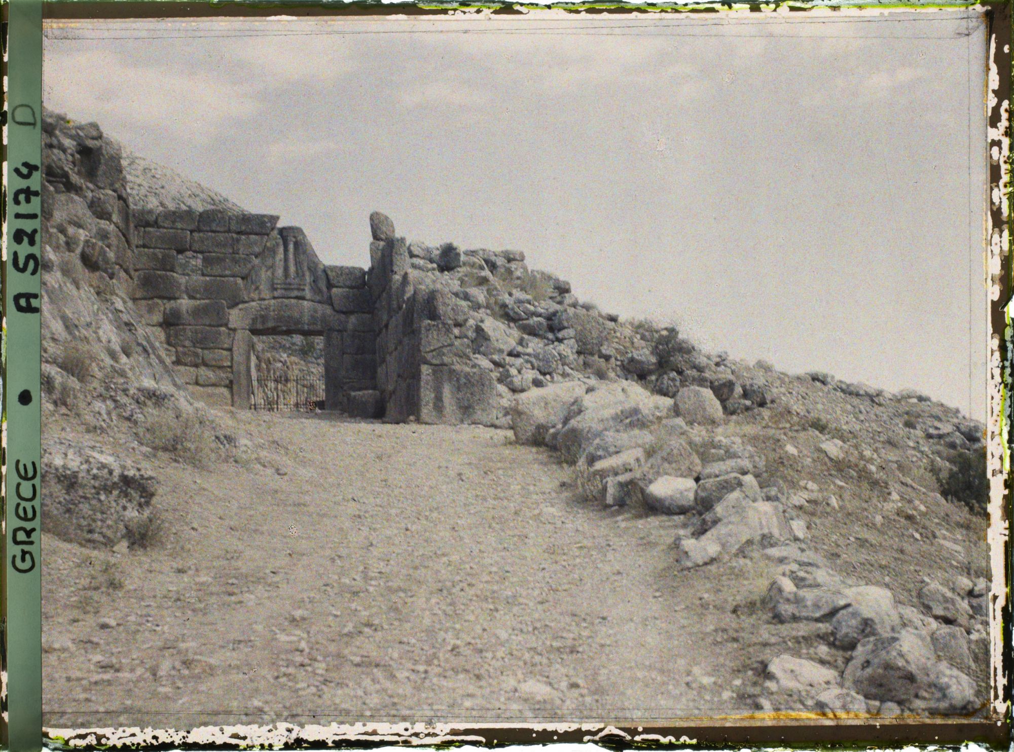 Image représentant Vers la Porte des Lionnes (porte principale de l'Acropole, au nord-ouest)