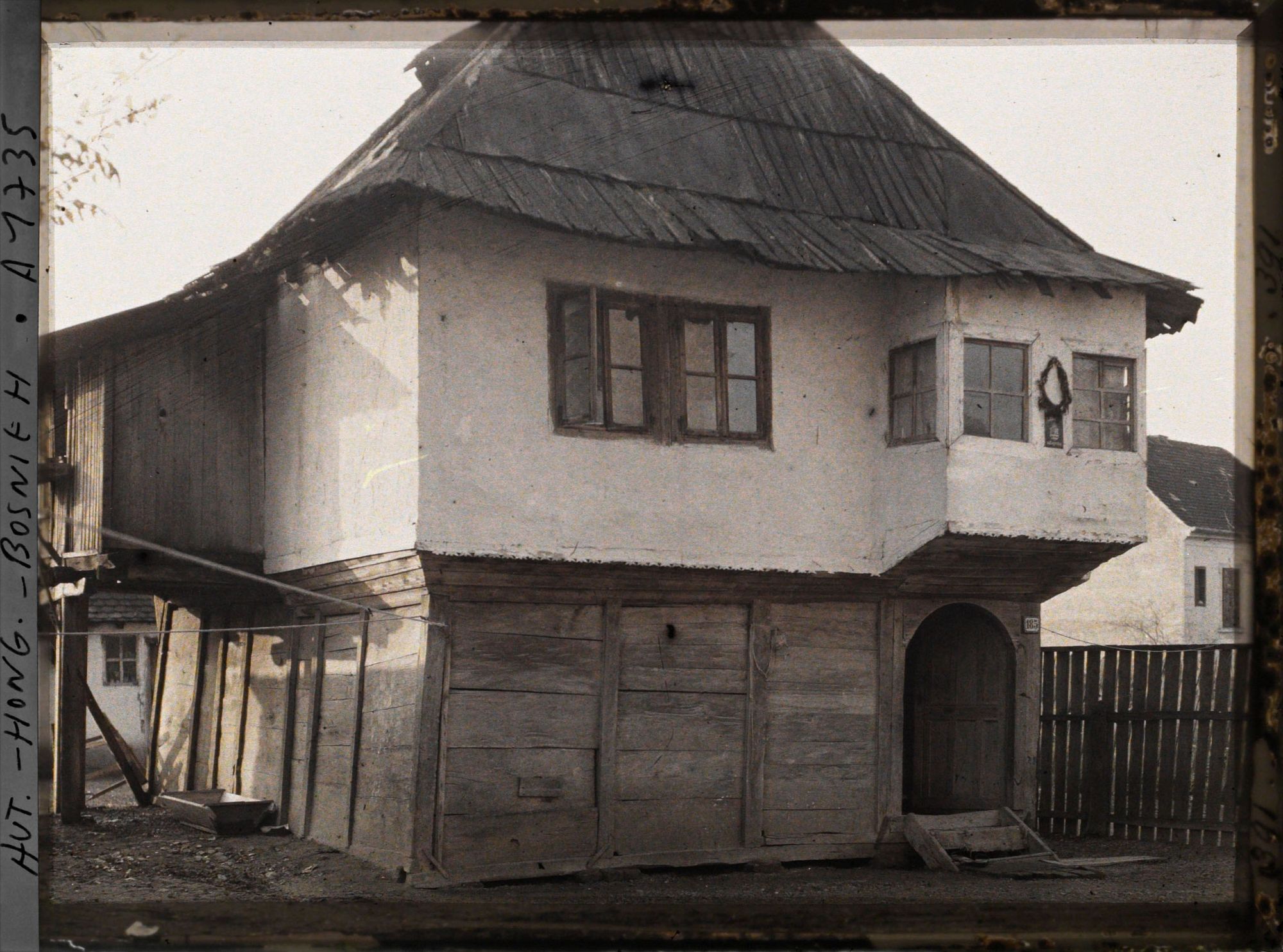 Image représentant Vieille maison avec grenier de bois au-dessous de l'étage habité