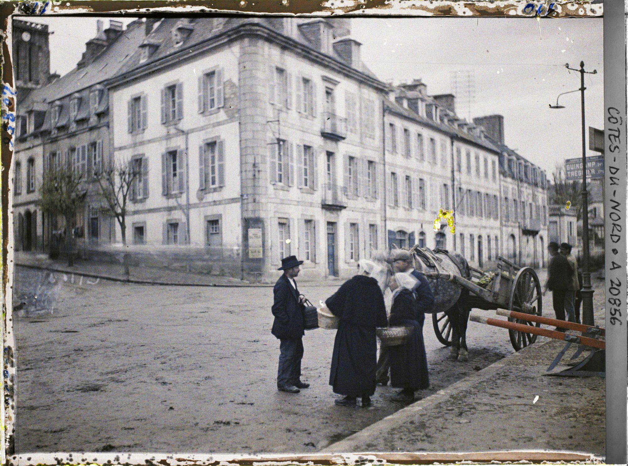 Image représentant Groupe de femmes revenant du marché