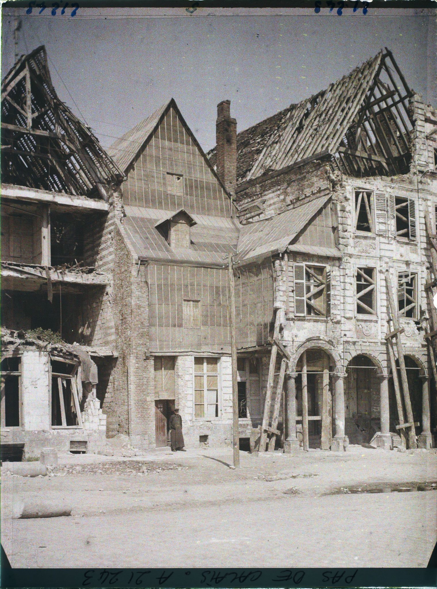 Image représentant France, Arras, Grande Place : Maisons réparées avec du papier bitumé