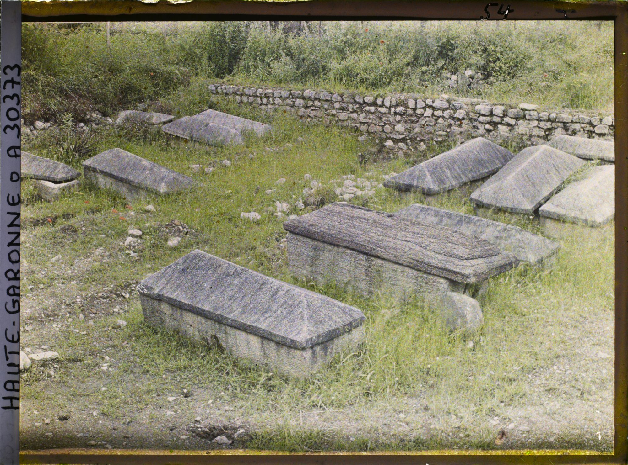 Image représentant France, St-Bertrand-de-Comminges, Les Sarcophages du Cloître