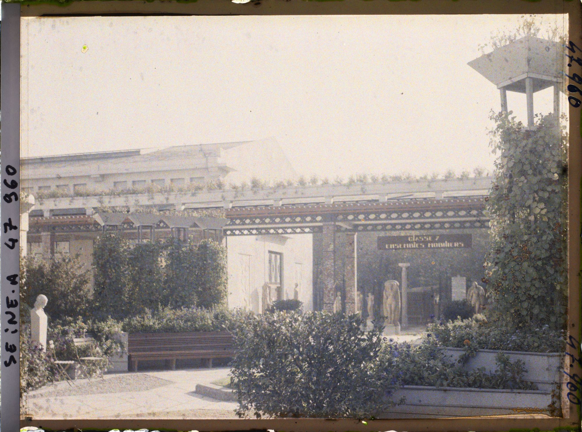 Image représentant L'Exposition des arts décoratifs, Jardin de Jacques Greber, esplanade des Invalides, proche du patio des artistes décorateurs et de la galerie de la section française