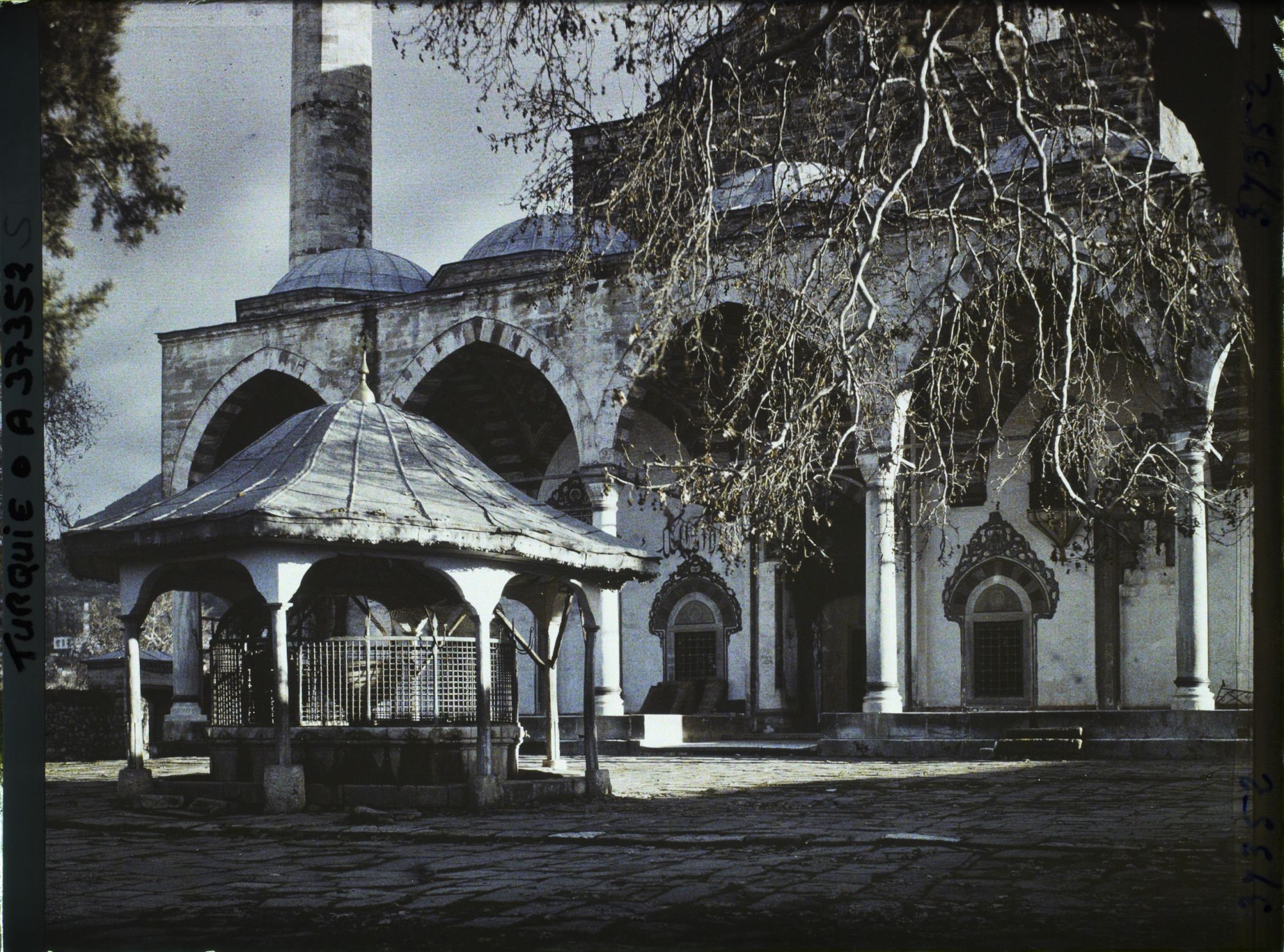 Image représentant Turquie, Magnesie, Entrée de la Sultan-Djami au Soleil Couchant