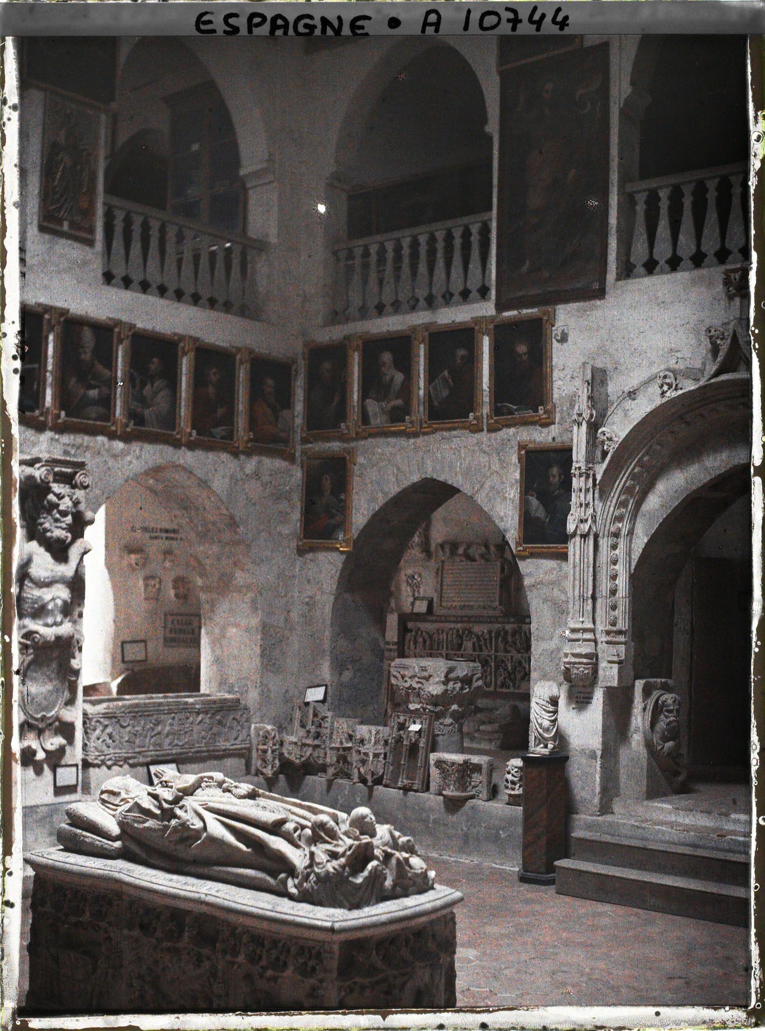 Image représentant Espagne, Burgos, Musée Archéologique Provincial : Vue gle de la salle Centrale principale du Musée avec sépulcre au milieu)