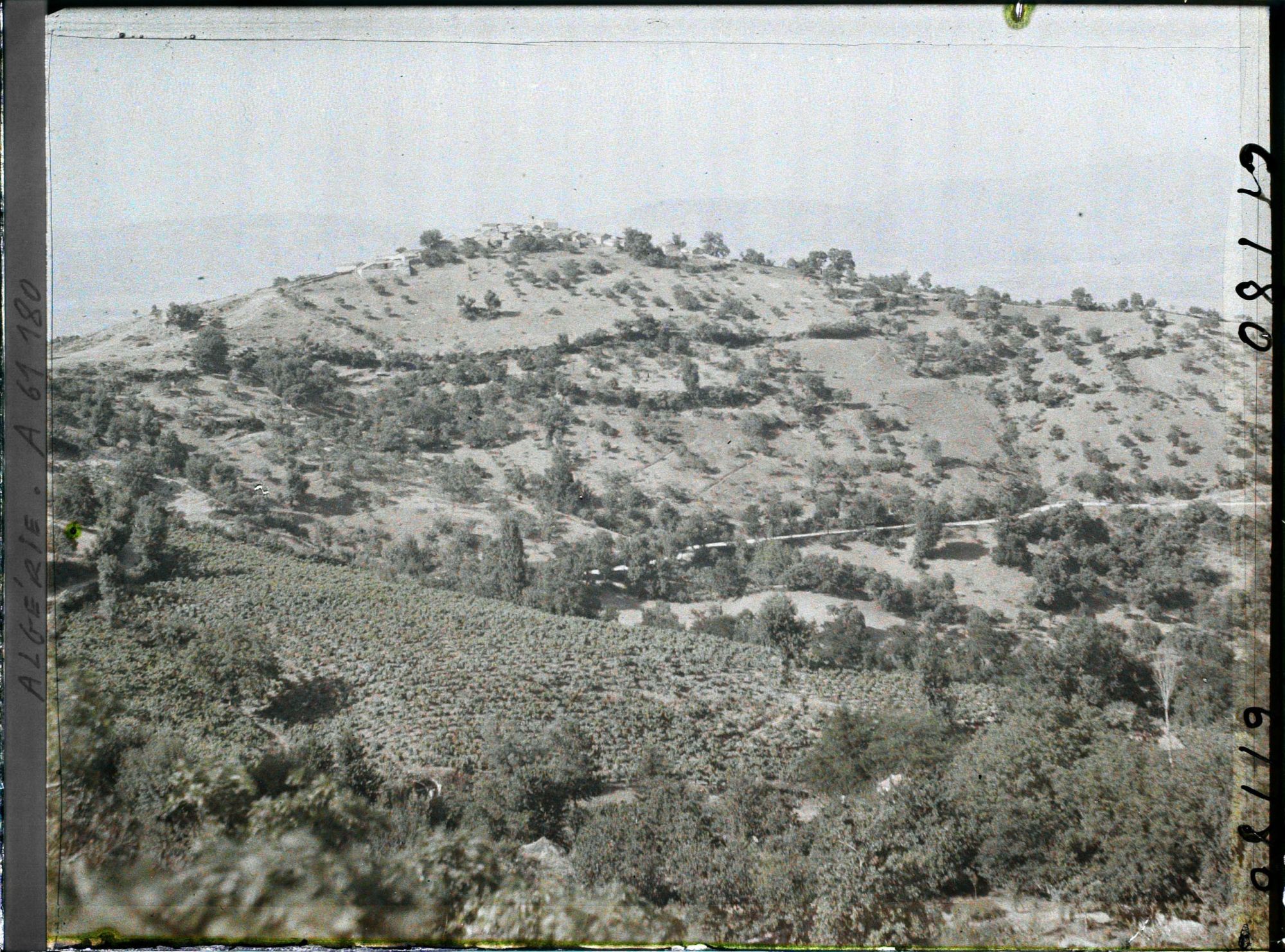 Image représentant Un village sur une colline