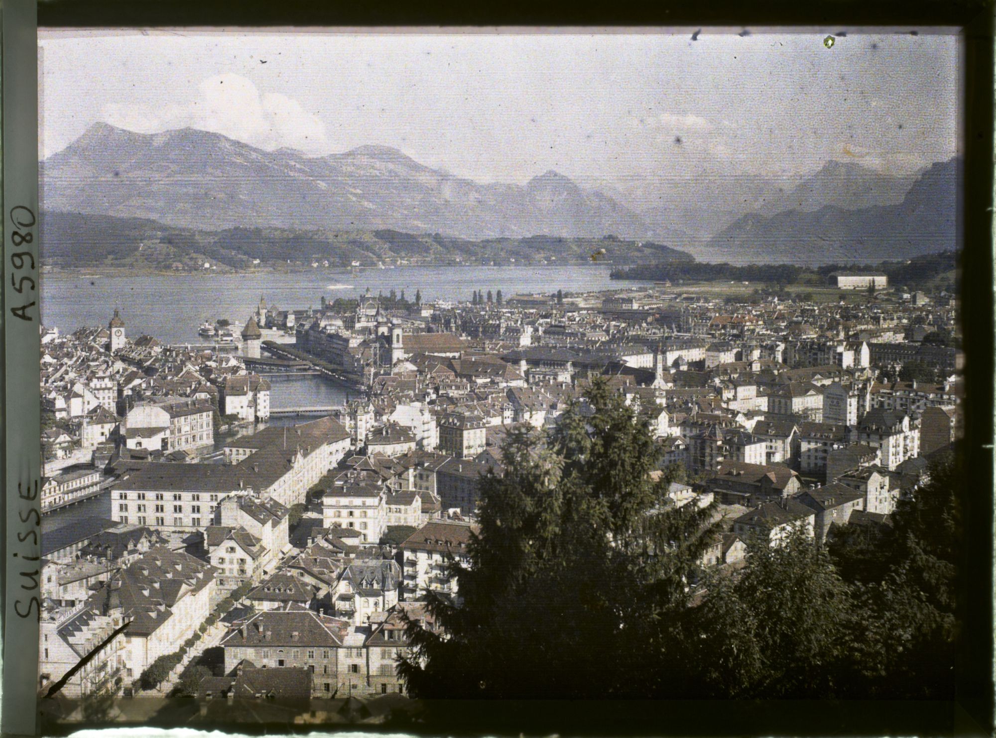 Image représentant Panorama de Lucerne et du lac des Quatre-Cantons depuis la terrasse du château de Gütsch