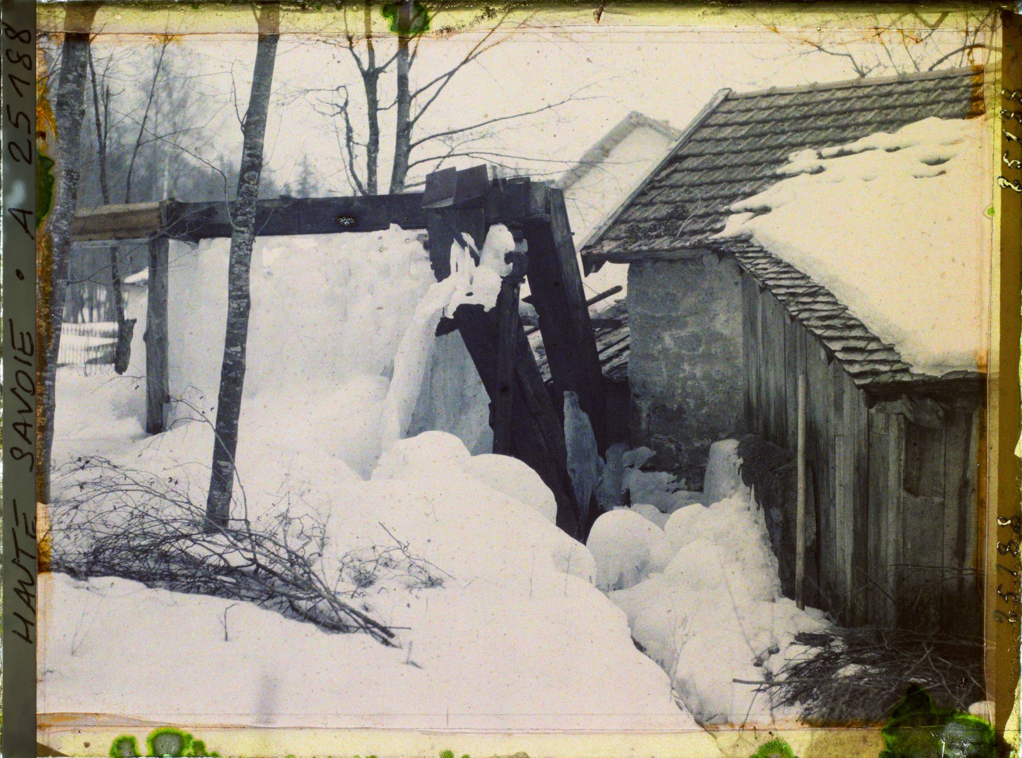 Image représentant France Les Alpes, Tissous, Chamonix - Village des Tissours, la même fabrique vue avec la glace le long des conduites d'eau