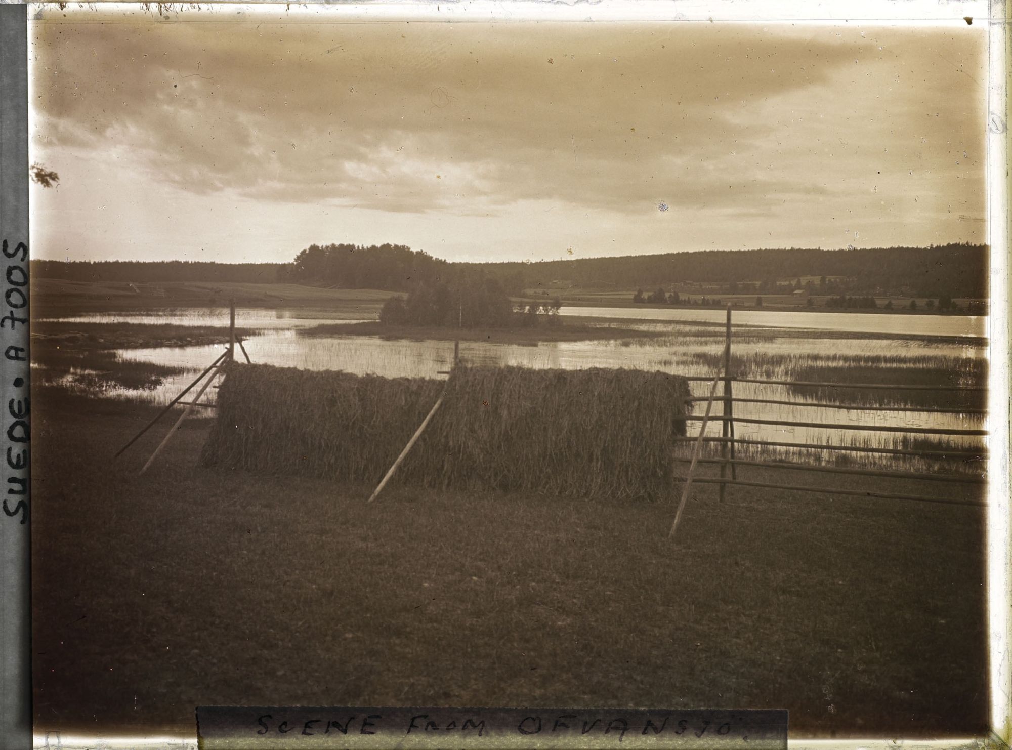 Image représentant Séchage du foin ou de la paille près d'un lac