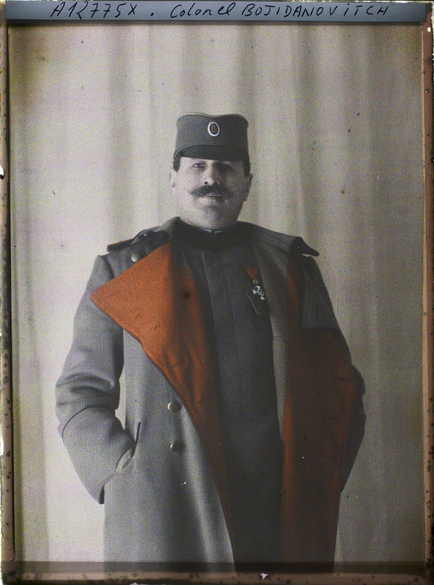 Image représentant Le colonnel serbe  https://musee-albert-kahn.s-museum.fr/home/NWQ2OTAwYzNmYjZlZTk1ZWQwODJmMjY4L2dlbmVyaWMtbm90aWNlLXRhYi9hdXRob3JpdHkvNjE3YTc5ZjVjZjhiODk2OGIzMzM3ZDIx/5d6900c3fb6ee95ed082f268/generic-notice-tab/authority/617a79ebcf8b8968b33368db Bojidanovitch