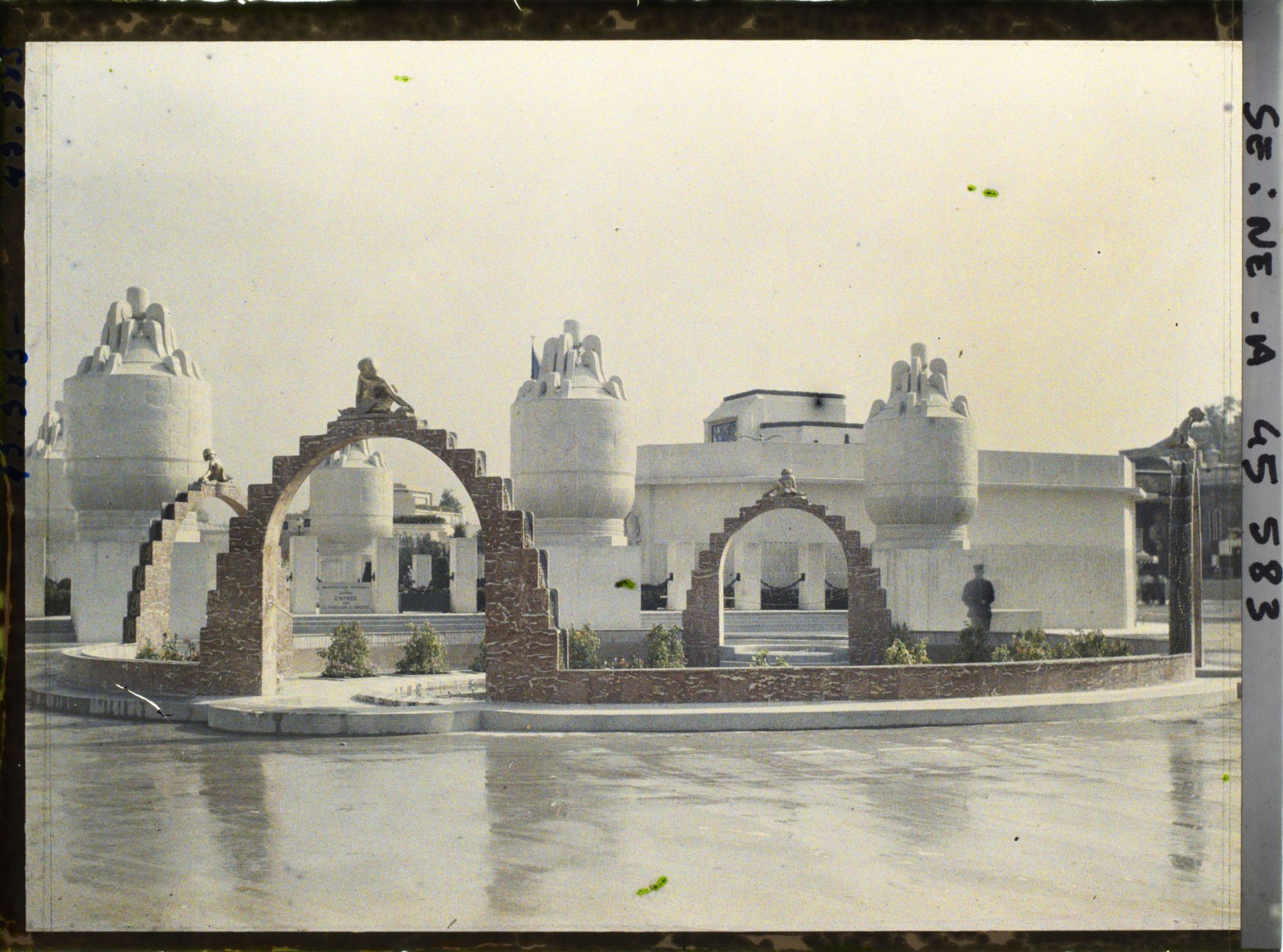 Image représentant L'Exposition des arts décoratifs, Jardin des Nymphéas, Fontaine sur l'esplanade des Invalides devant le Pavillon de Sèvres