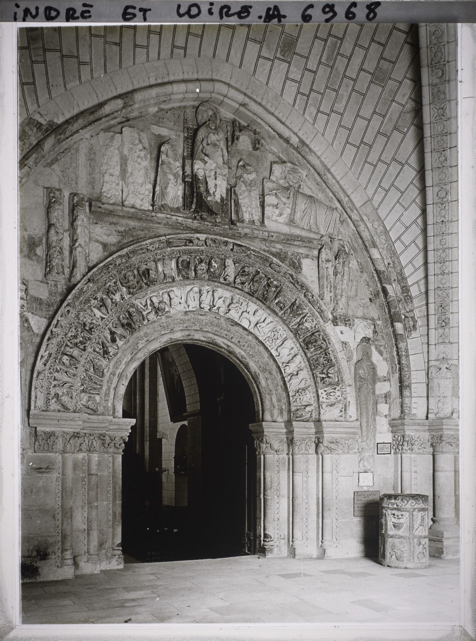 Image représentant Vue du narthex et du portail de la collégiale Saint-Ours