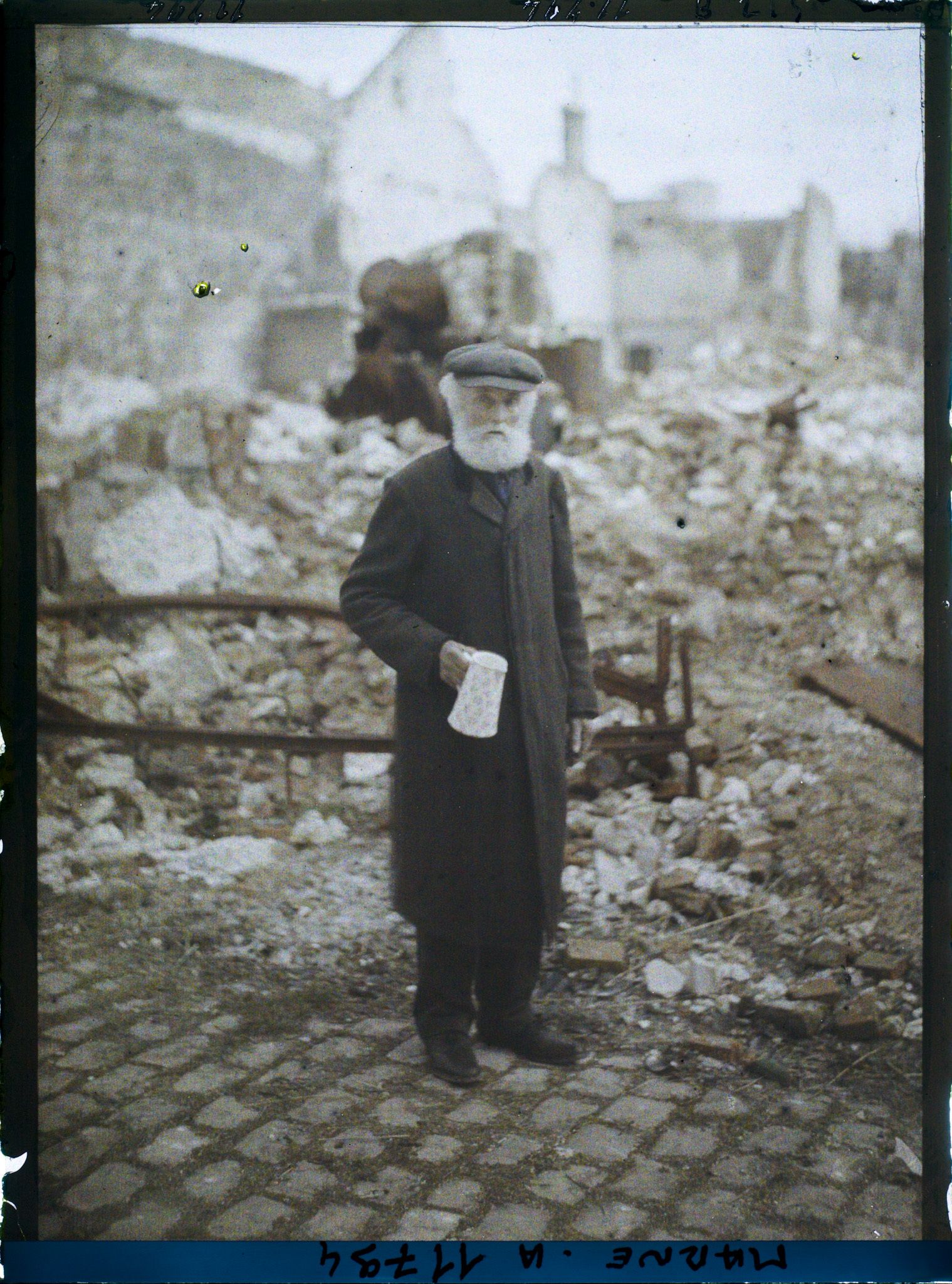 Image représentant France, Reims, Un vieux Rémois va chercher du lait