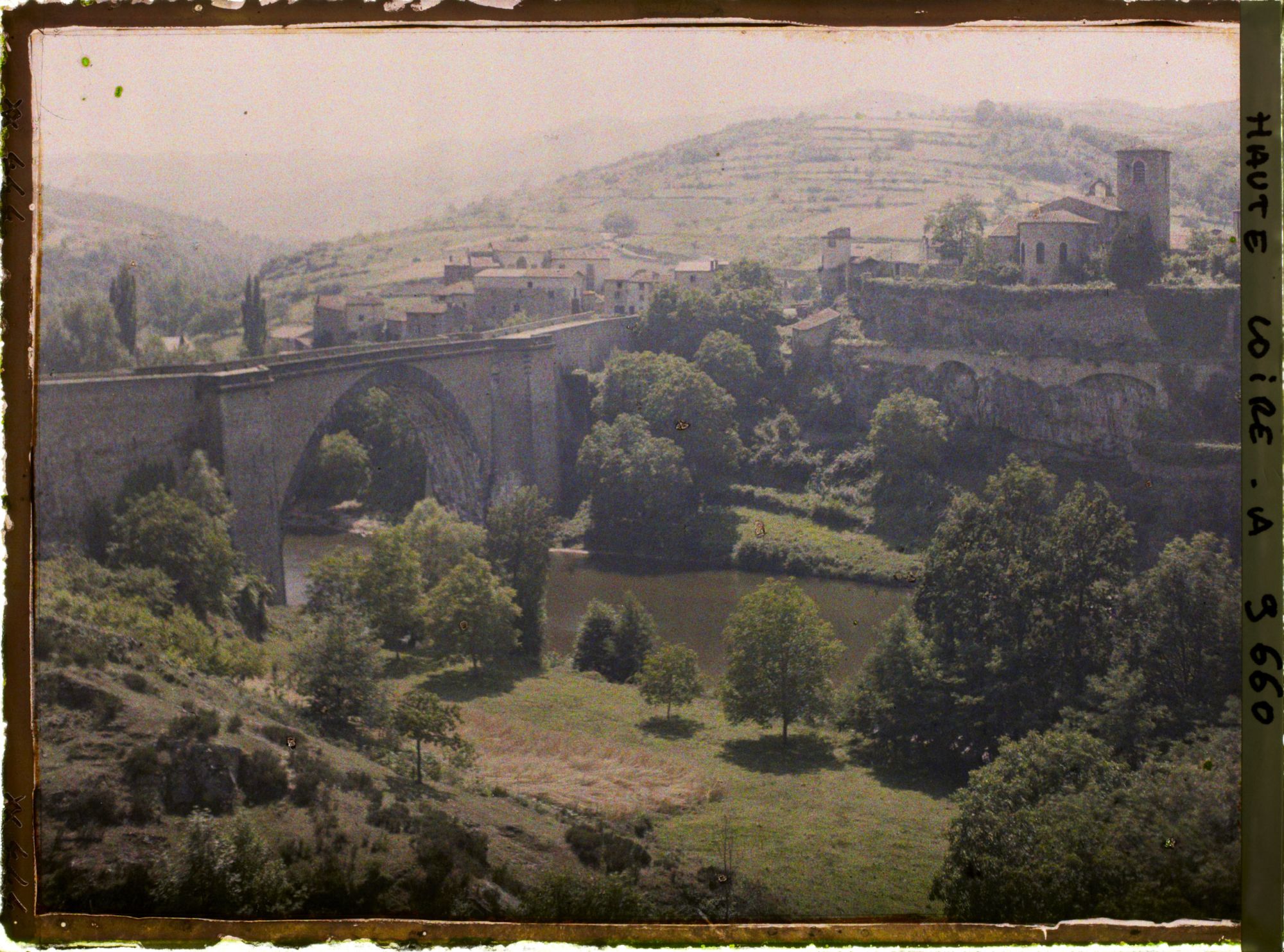 Image représentant Le pont sur l'Allier et le village vu depuis la route, de l'aval vers l'amont