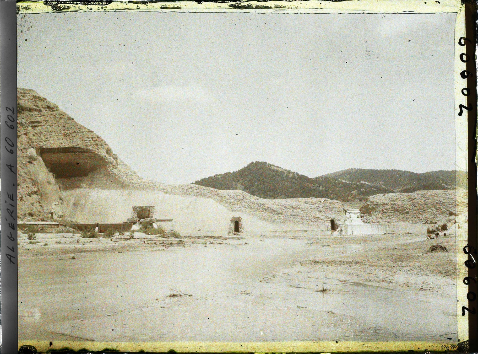 Image représentant Vue du barrage de l'Habra en aval, pris depuis le milieu du fleuve